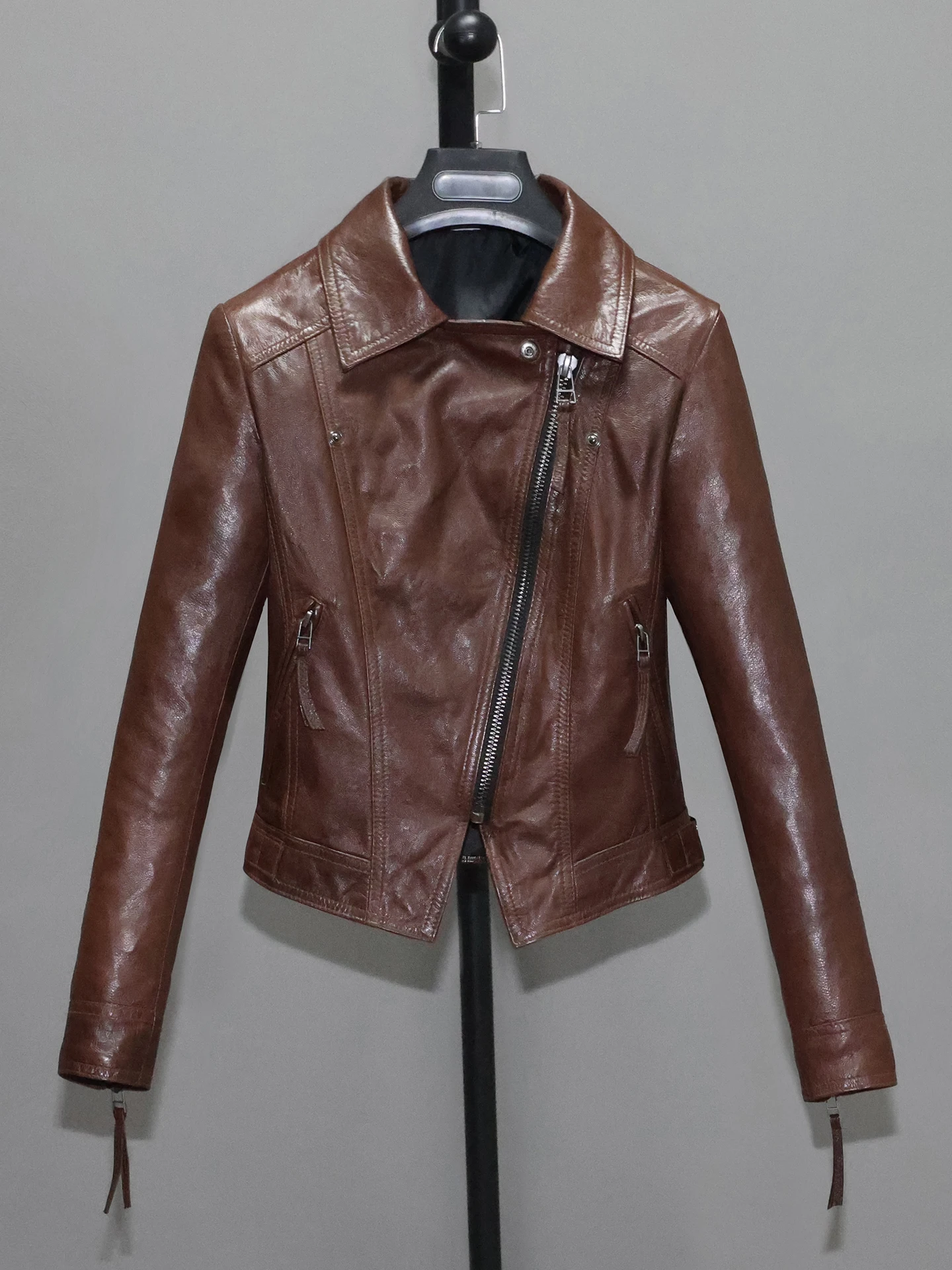 

Винтажная байкерская куртка для женщин, приталенная, из прессованной козьей кожи, ветрозащитная, на молнии, с длинными рукавами, профессиональная защита от непогоды