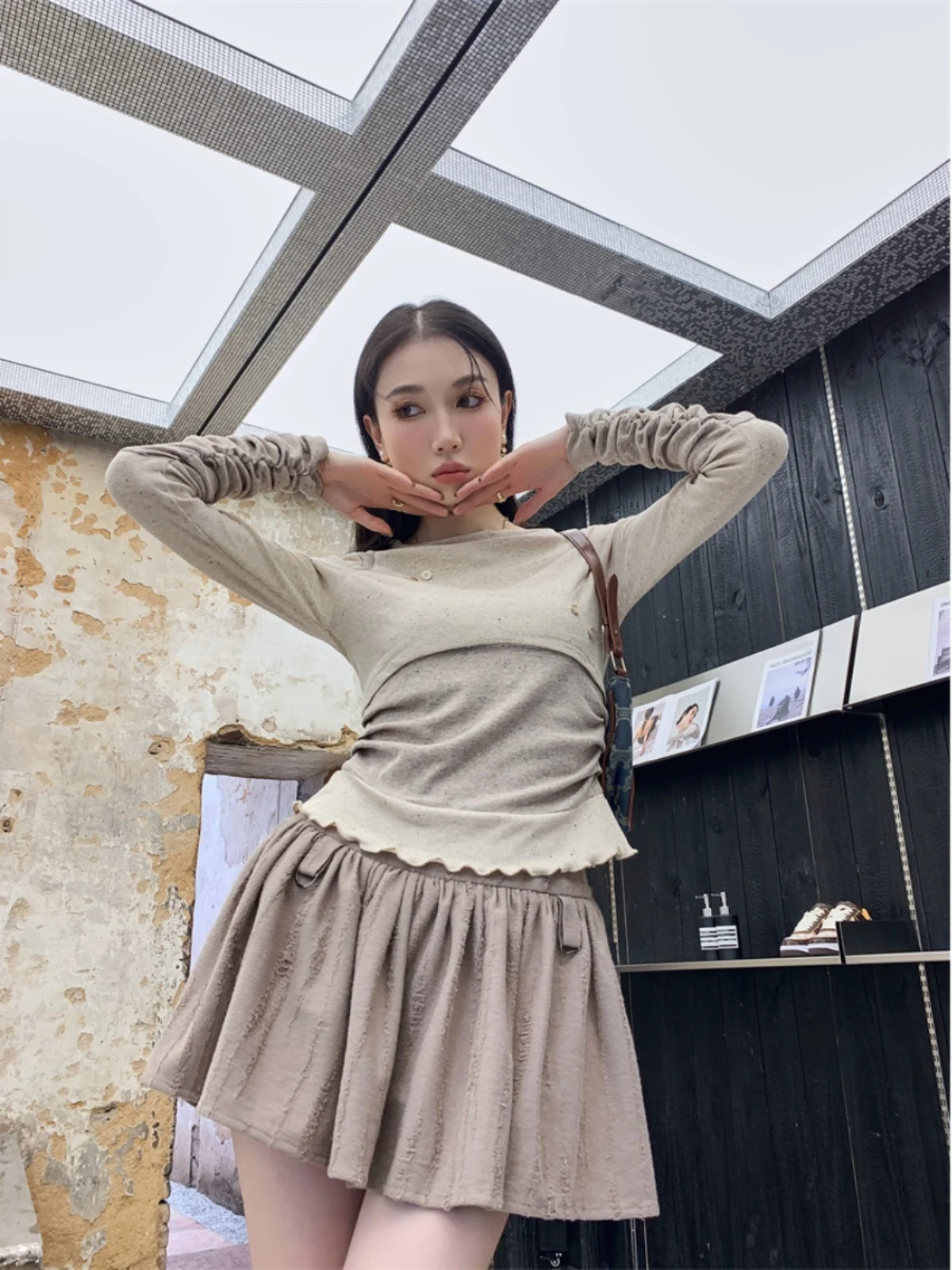 

Весенне-осенний комплект: женская футболка с длинным рукавом и плиссированная юбка с пуговицами, модный универсальный комплект из двух предметов.