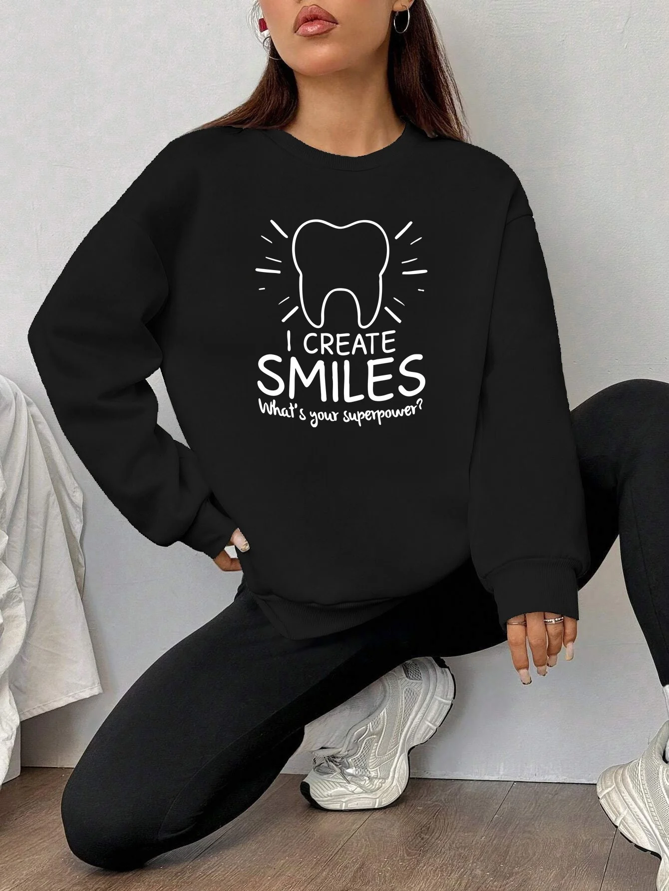 

Ladies' fun tooth-patterned hoodie, black round-neck pullover with smiling face quotes, machine wash daily casual sweater