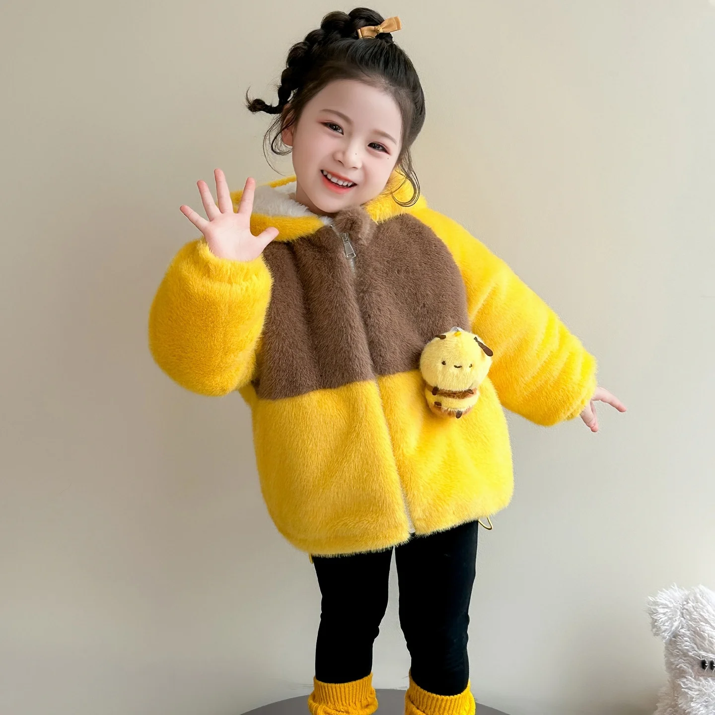 Girls' Cartoon Bee Fleece Lined Thick Warm Outerwear Winter Coat Baby Fashionable Cold Proof Long Sleeve Zipper Closure Jacket