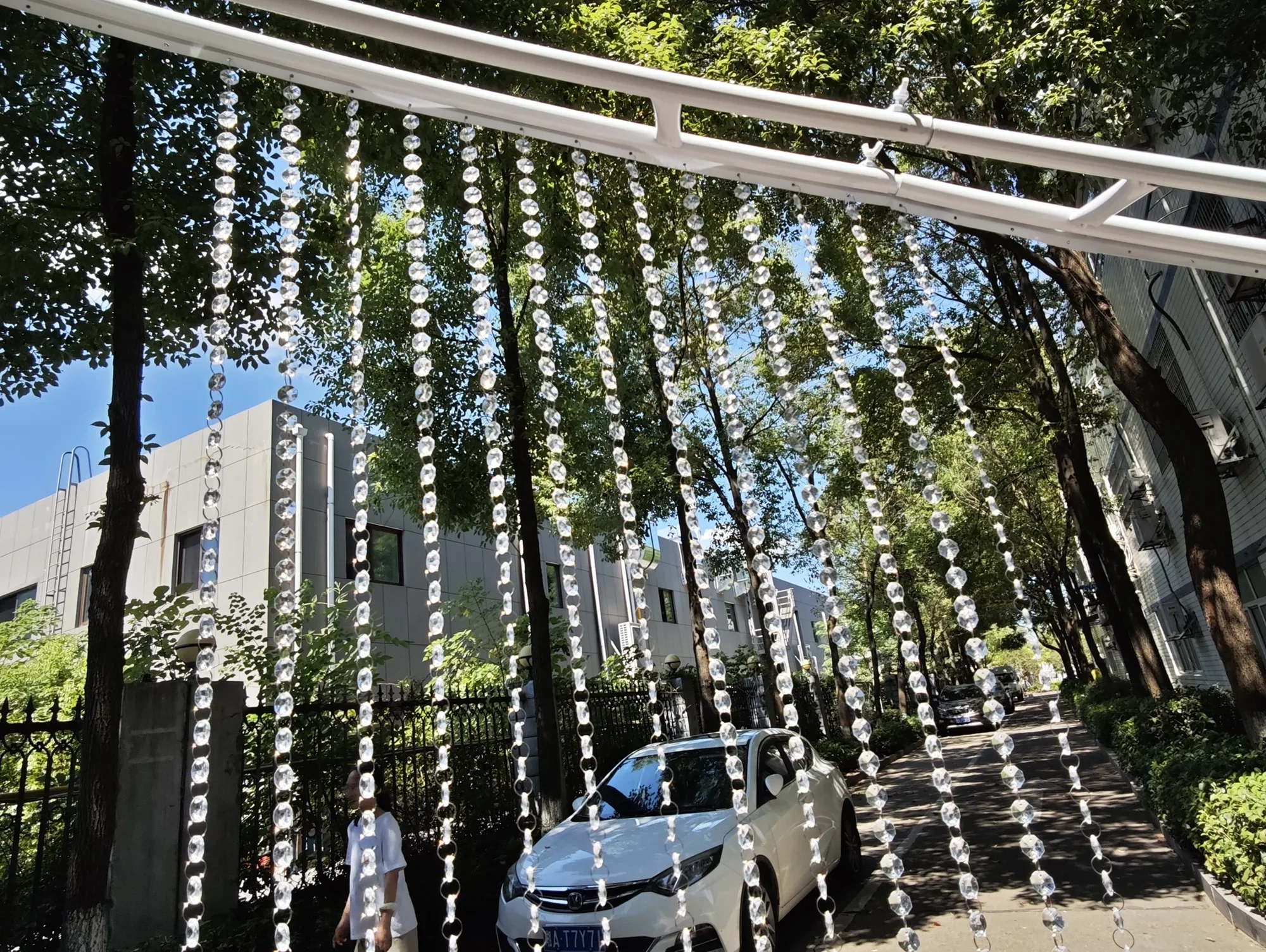 2-2,4m Höhenverstellbarer Hochzeitsbogen für Draußen, Gebogener Doppelring-Bühnenhintergrundständer, Blumenständer mit 150 Stück Achteckigen Perlen – Detail 3