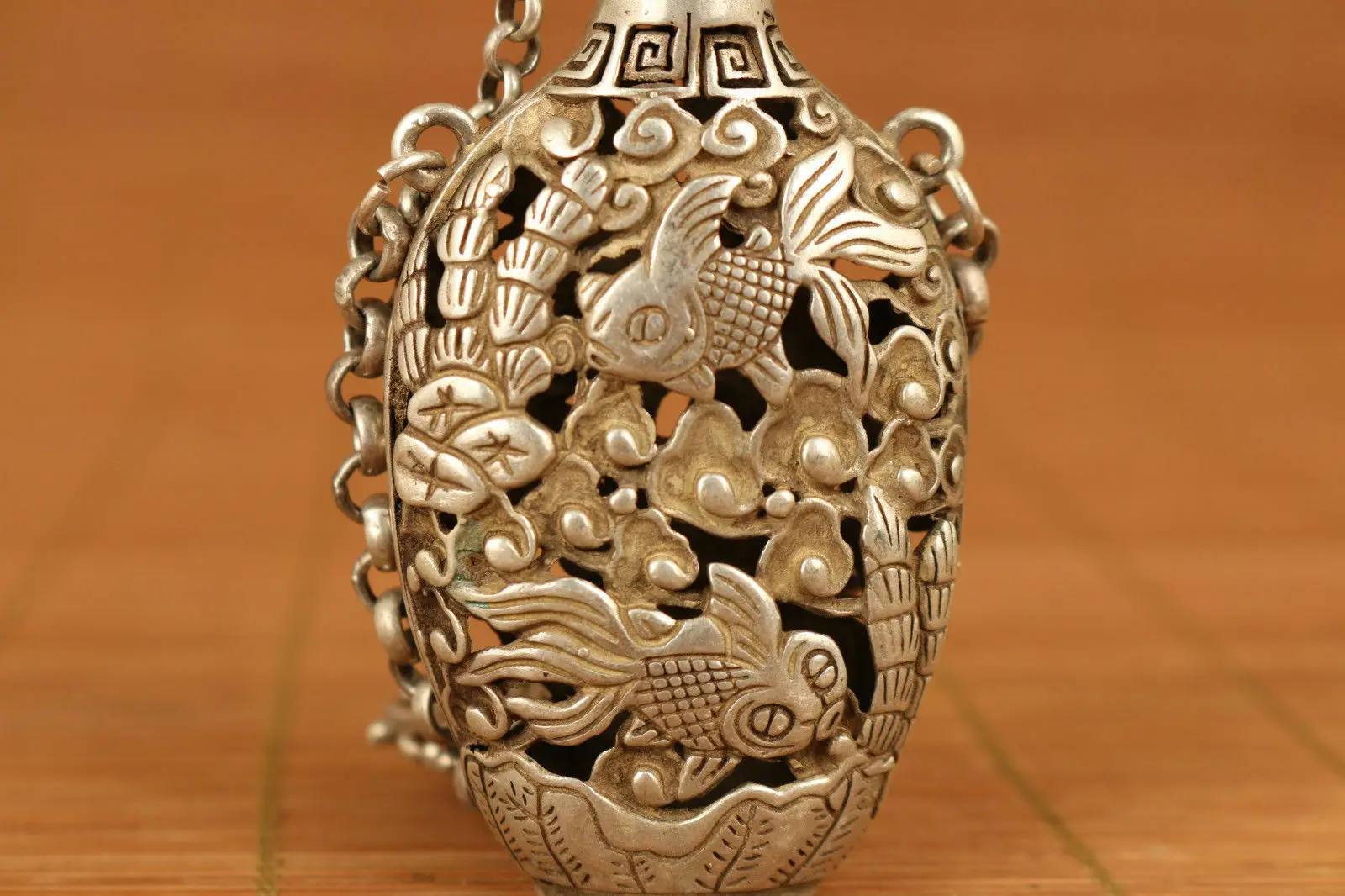 Chinese Old tibetan silver Hand Carved Gold fish Statue Snuff Bottle noble gift