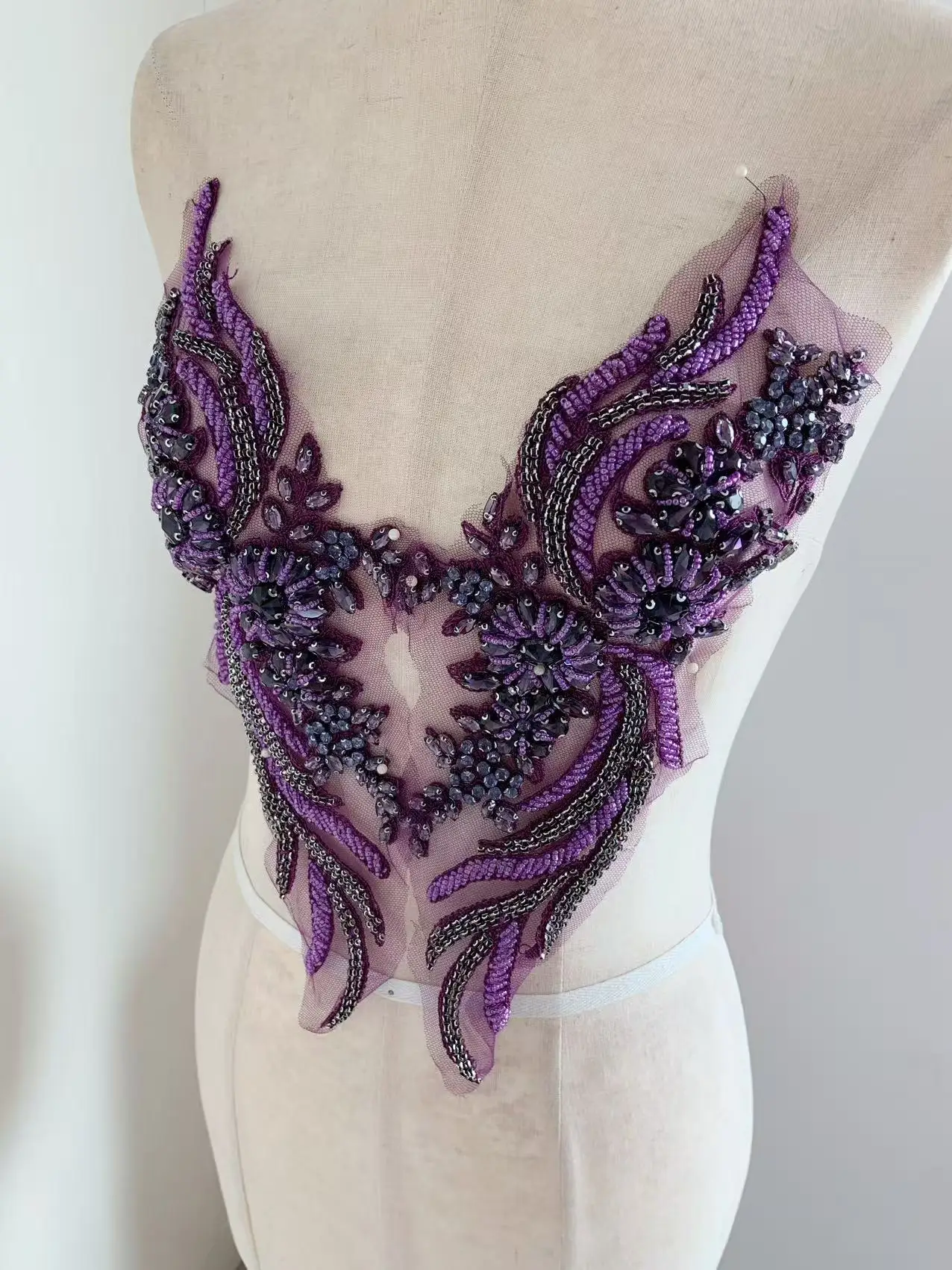 

Пара фиолетовых 3D-аппликаций ручной работы в виде цветов с кристаллами, блестящие французские бусины и стразы для кутюр, свадебных платьев