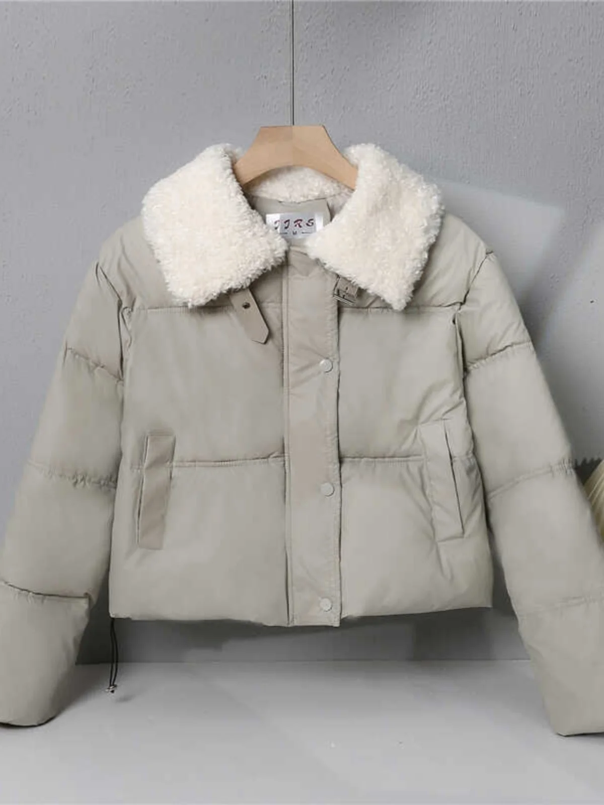 クールなショートコットンジャケット女性の冬のファッショナブルなラムファー襟ダウン充填PUレザーコートストレート英国スタイルボタンジッパーポケット