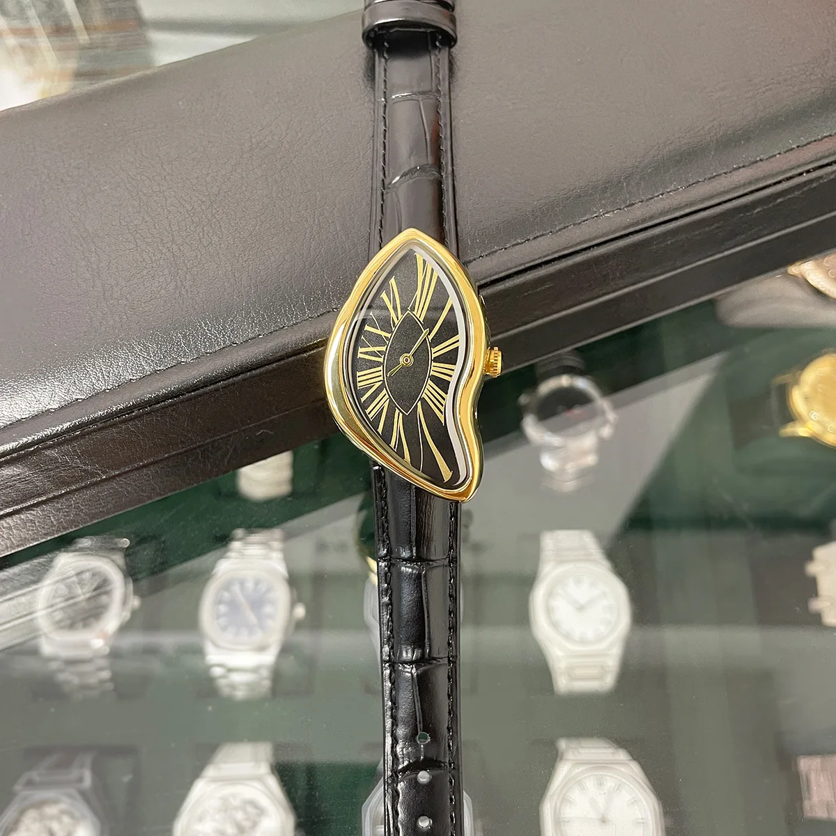 

Diamond Dial Twisted Case Y2k High Quality Quartz Watch Men Twisted Case Business Men Watch Women Top Luxury Leather Clock Gift