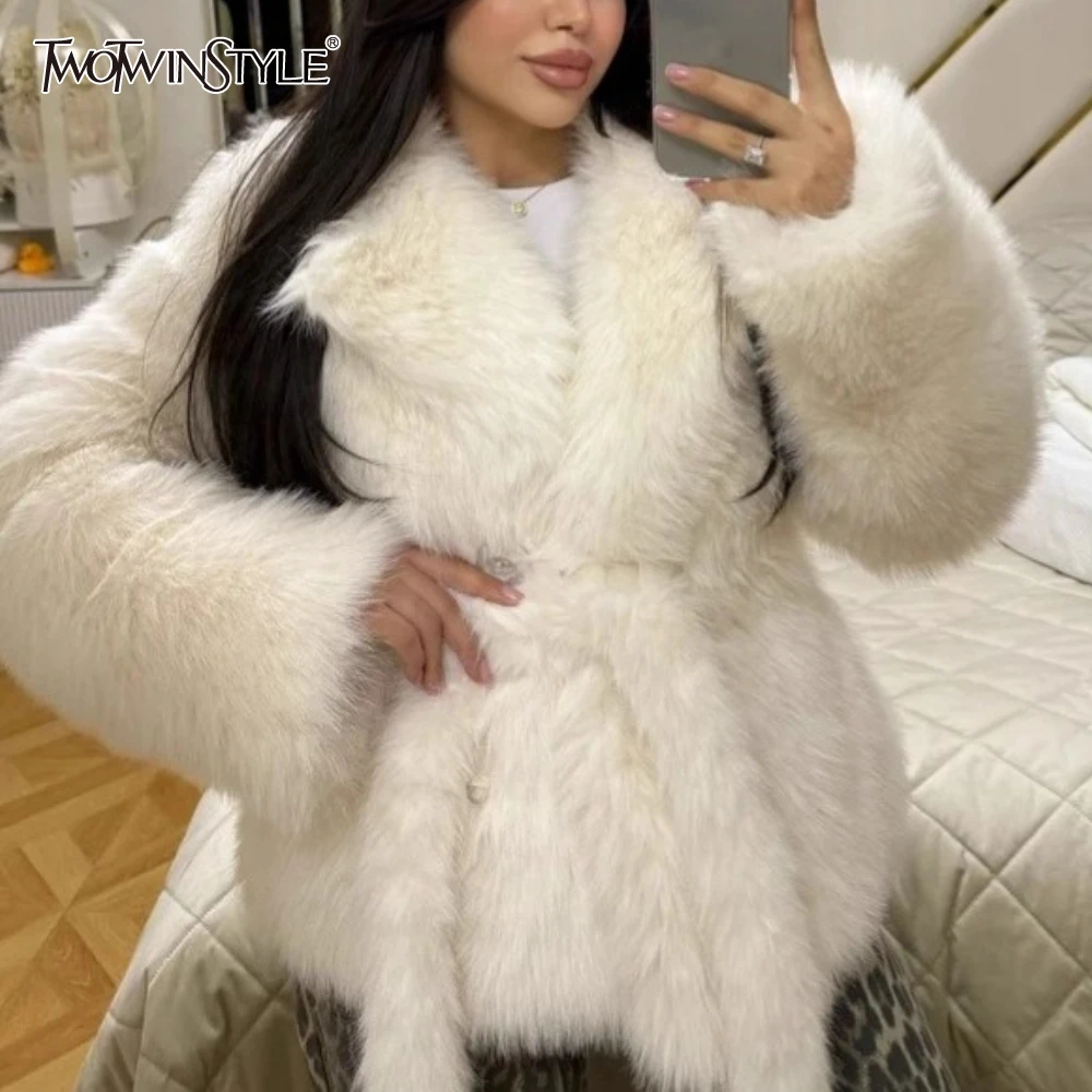 

TWOTWINSTYLE осенняя шикарная теплая короткая куртка для женщин с лацканами и длинными рукавами в стиле пэчворк на шнуровке, однотонное пальто из искусственного меха, женское новое