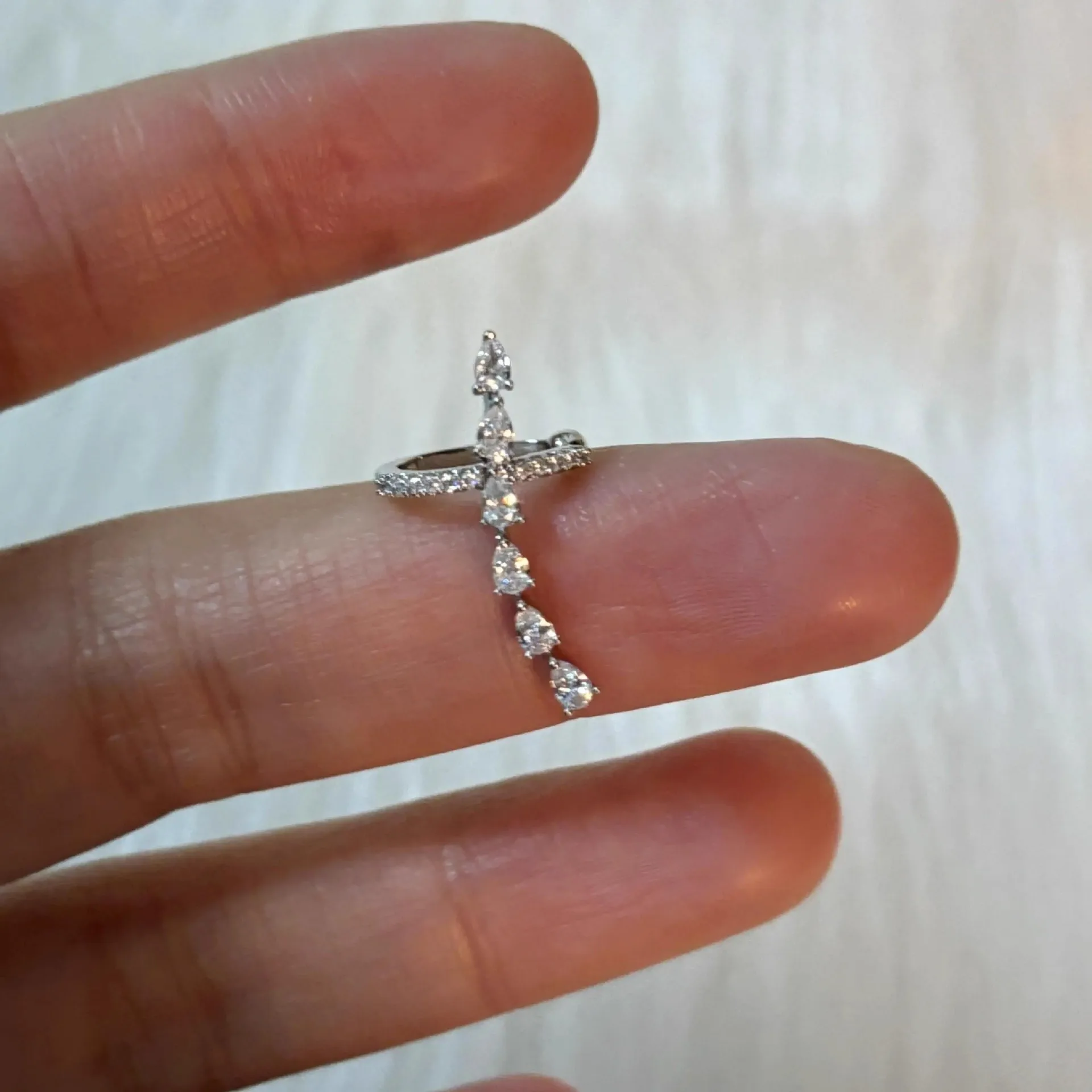 New Fashion Cubic Zirconia Cross Clip Earrings for Women Shiny Ear Cuff Fake Piercing Earrings Jewelry Accessories Gift