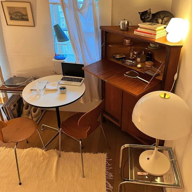 Nordic medieval Eames round table, simple household small apartment dining table designer