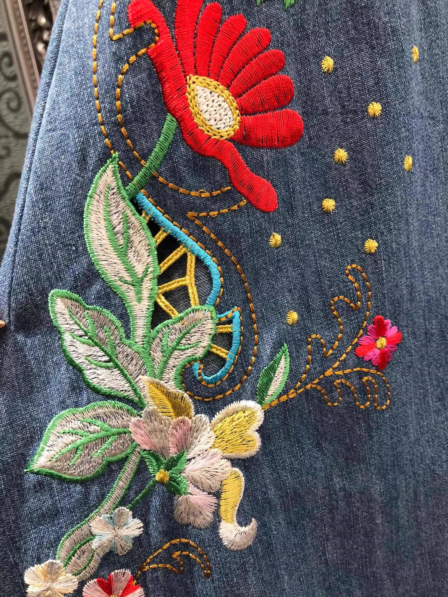 100% 순면 데님 드레스 2025 가을 여성 턴다운 칼라 화려한 꽃 자수 패턴 중간 길이 블루 진 드레스 고급스러운