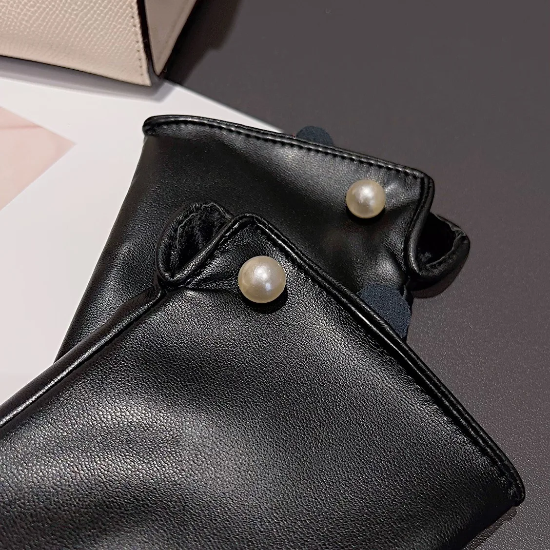 Xiaoxiangfeng Guanti da donna in pelle PU con touch screen completo a cinque dita in pelle proteica con borchie di diamanti cavi, velluto invernale