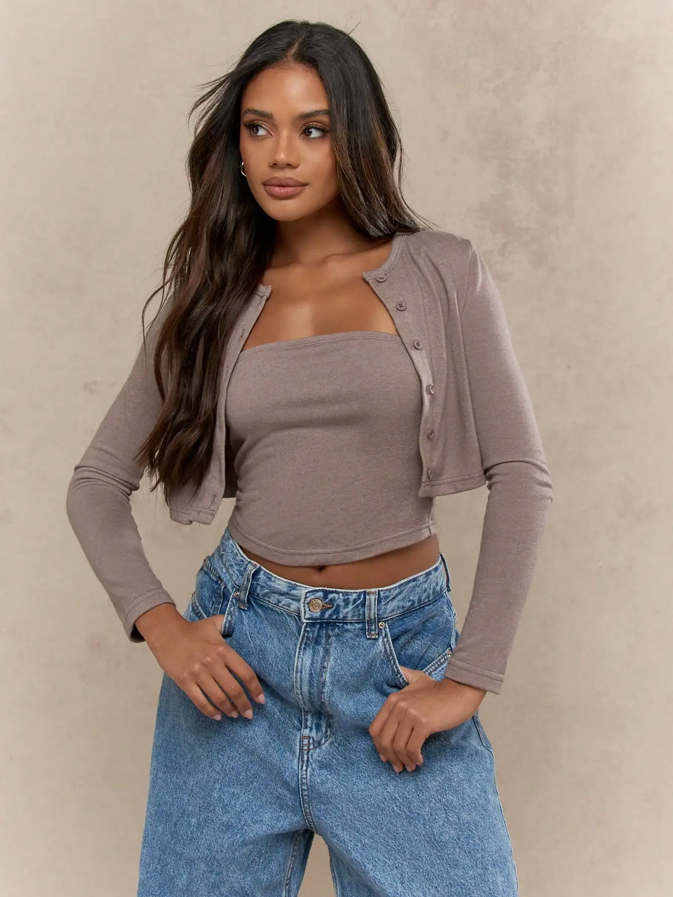 

Женский комплект из кардигана на пуговицах и топа-бандо из 2 предметов — уютный повседневный наряд для осени и зимы