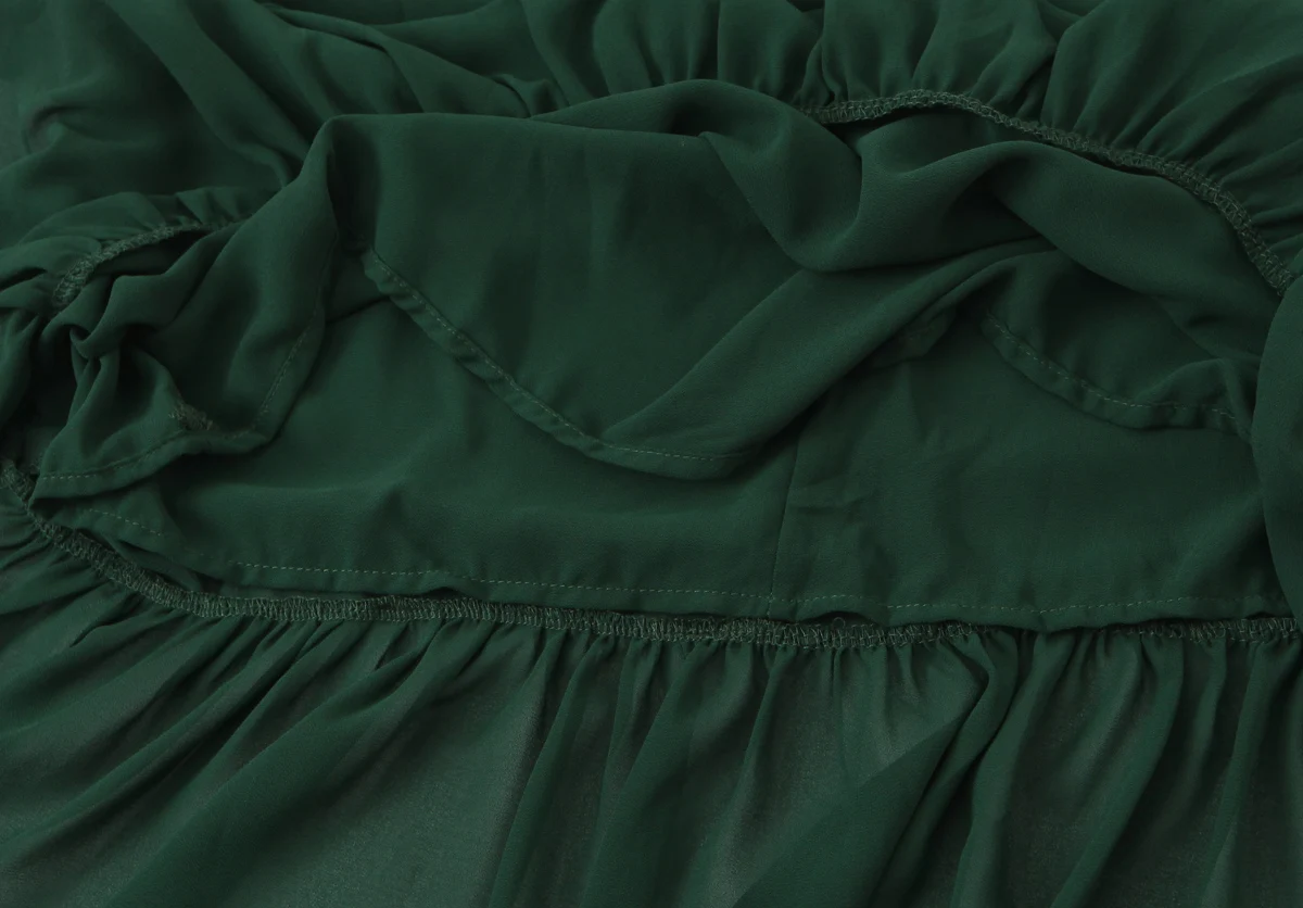 เดรสสีเขียวเรียบแบบมีสายเดี่ยว คอวี ทรงมิดิ สไตล์เรโทรฝรั่งเศส แต่งระบายชายกระโปรง ผูกโบว์ด้านหลัง เซ็กซี่ เหมาะสำหรับวันหยุด