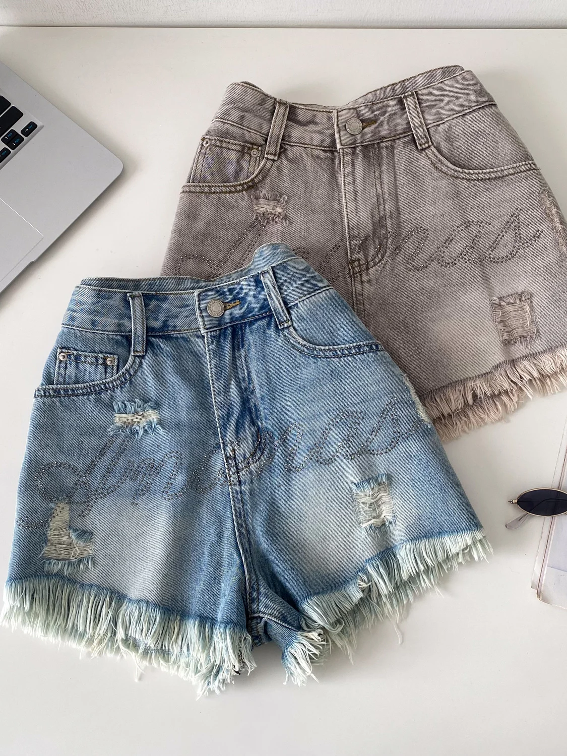 Retro High Waist Denim Shorts Women's 2026 Autumn Fashion New Vintage Worn out Hole Slimming Small Size Wide Leg Hot Pants