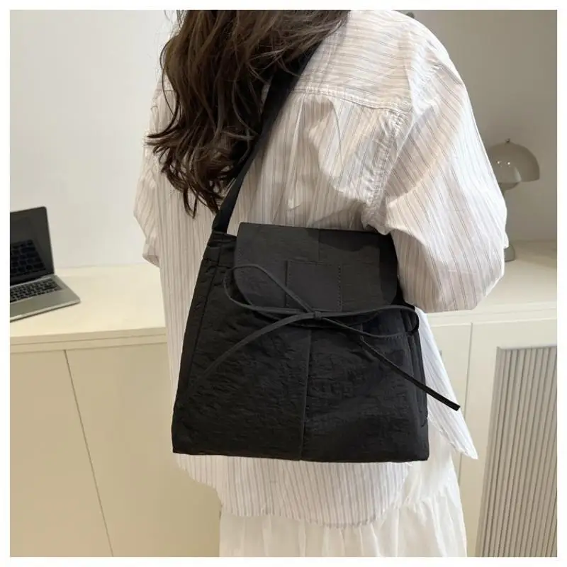 Koreanischer Stil Klapp-Nylon-Schultertasche mit Schleife, Große Kapazität Messenger-Tasche, Leichte Weiche Nylon-Tasche, Tragetasche mit Reißverschluss – Detail 7