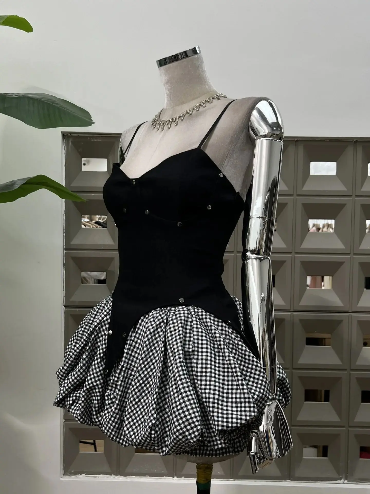 المرأة مثير بلا أكمام مصمم حفلة عيد ميلاد فساتين لحفلات الكوكتيل الأسود المرقعة قطعتين فستان مجموعات ملهى ليلي ألف خط العباءات