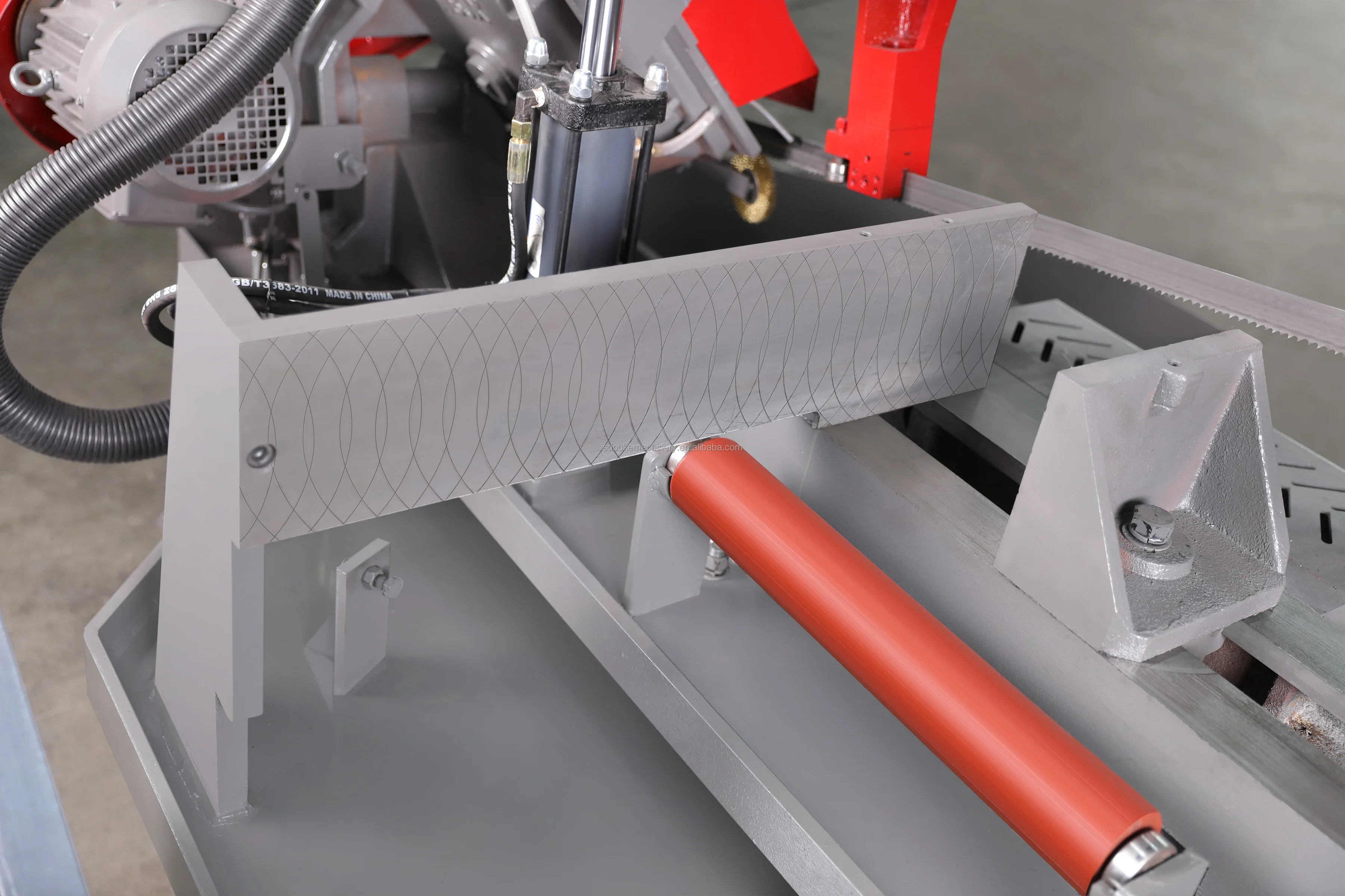 منشار النطاق الأوتوماتيكي GB4028 منشار شريطي أفقي بزاوية دوارة.