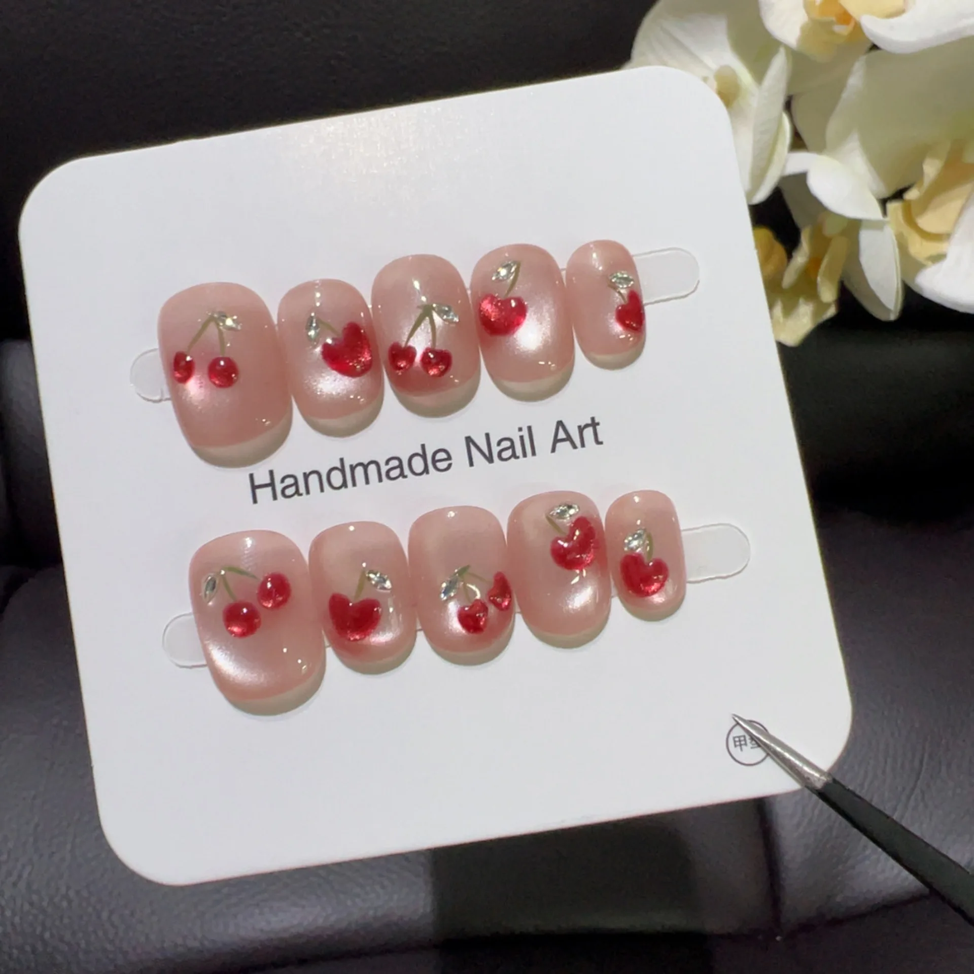 10 Stück festliche rote ovale kurze Pressnägel mit niedlichem Tomaten-Design, glänzendes Finish, Urlaubs-Nagelkunst-Set für Frauen und Mädchen
