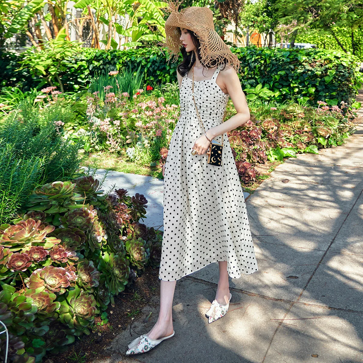 

Весенне-летнее универсальное платье средней длины в стиле ретро в горошек с тонкими бретелями, для стройнящего эффекта.