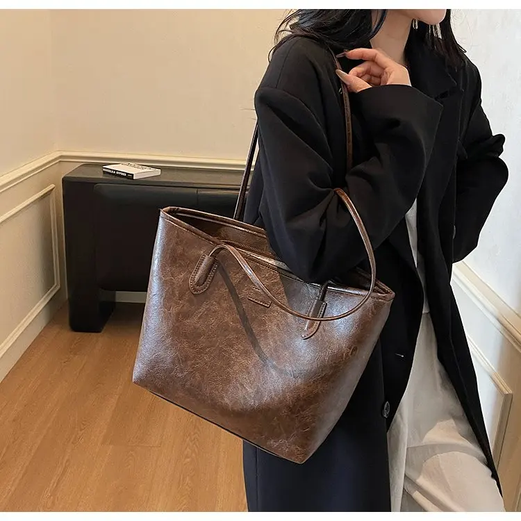 

2025 Winter New 2412 Temperament Commuter Style High-end Simple Retro Versatile Fashion Daily Tote Bag