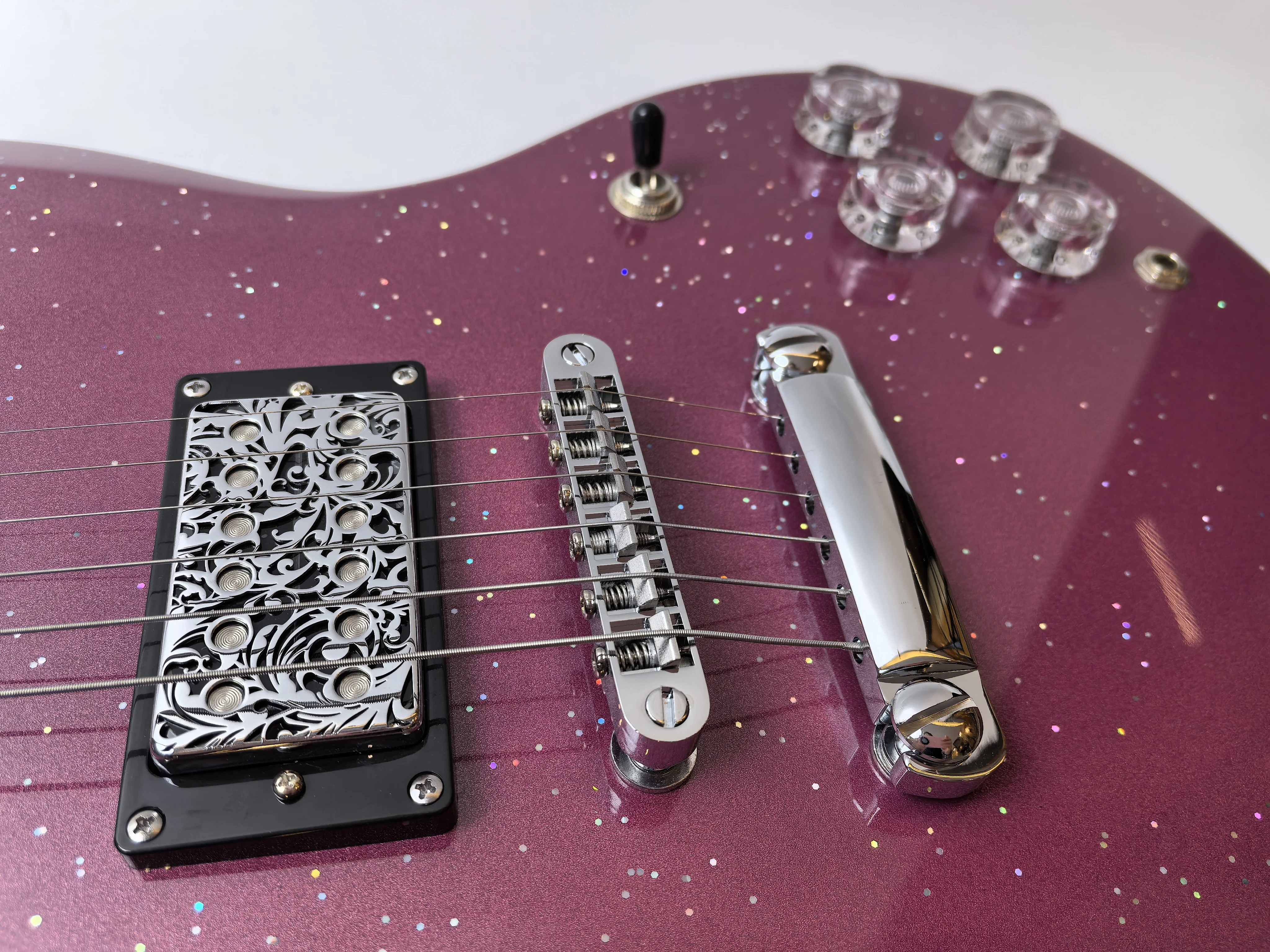 Customizable, in stock, rose-colored 6-string electric guitar, round-headed fret wire, African rosewood fretboard.