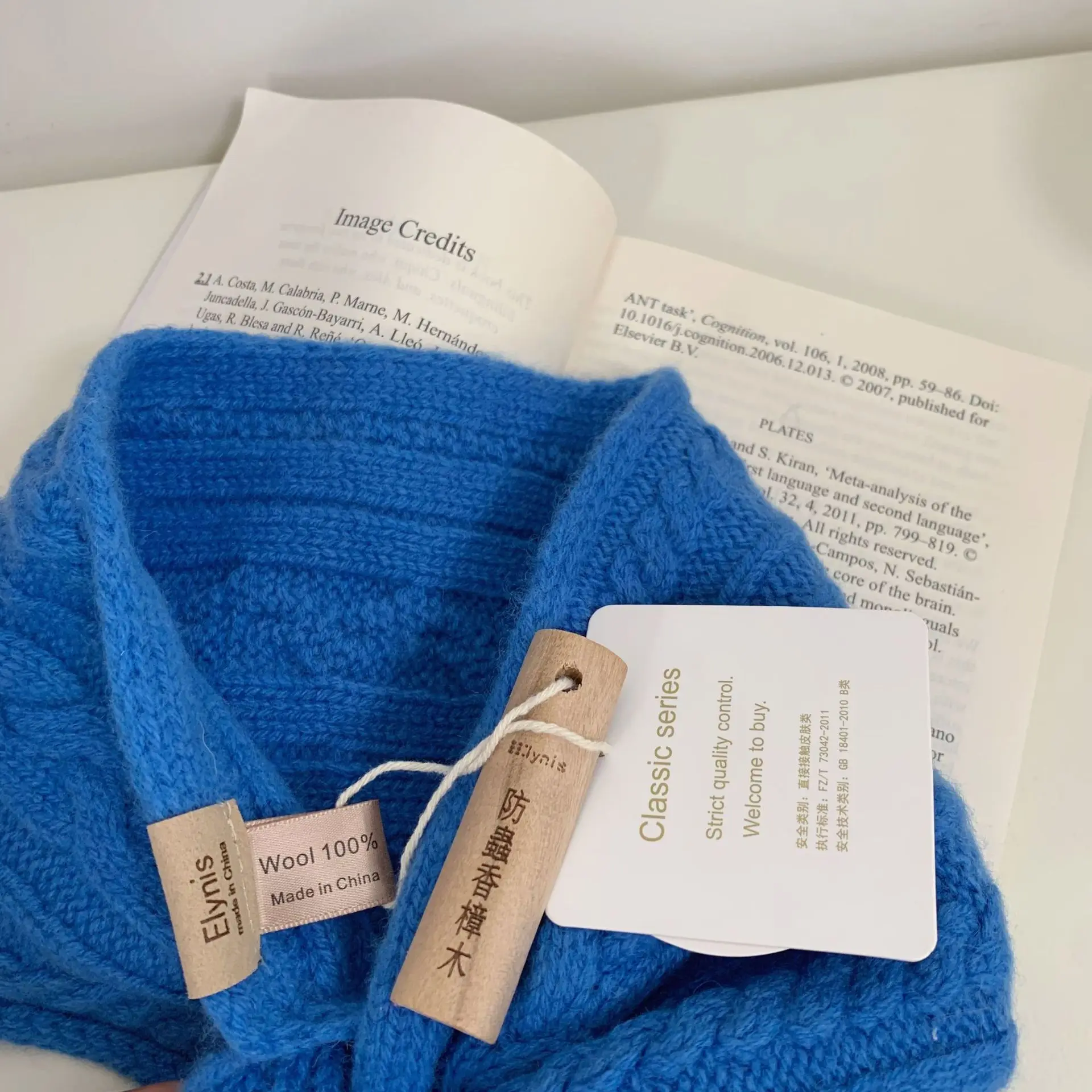 وشاح صغير أحمر من الصوف الخالص بنسبة 100% للنساء للشتاء وواقي للرقبة وشاح قصير كسول متقاطع