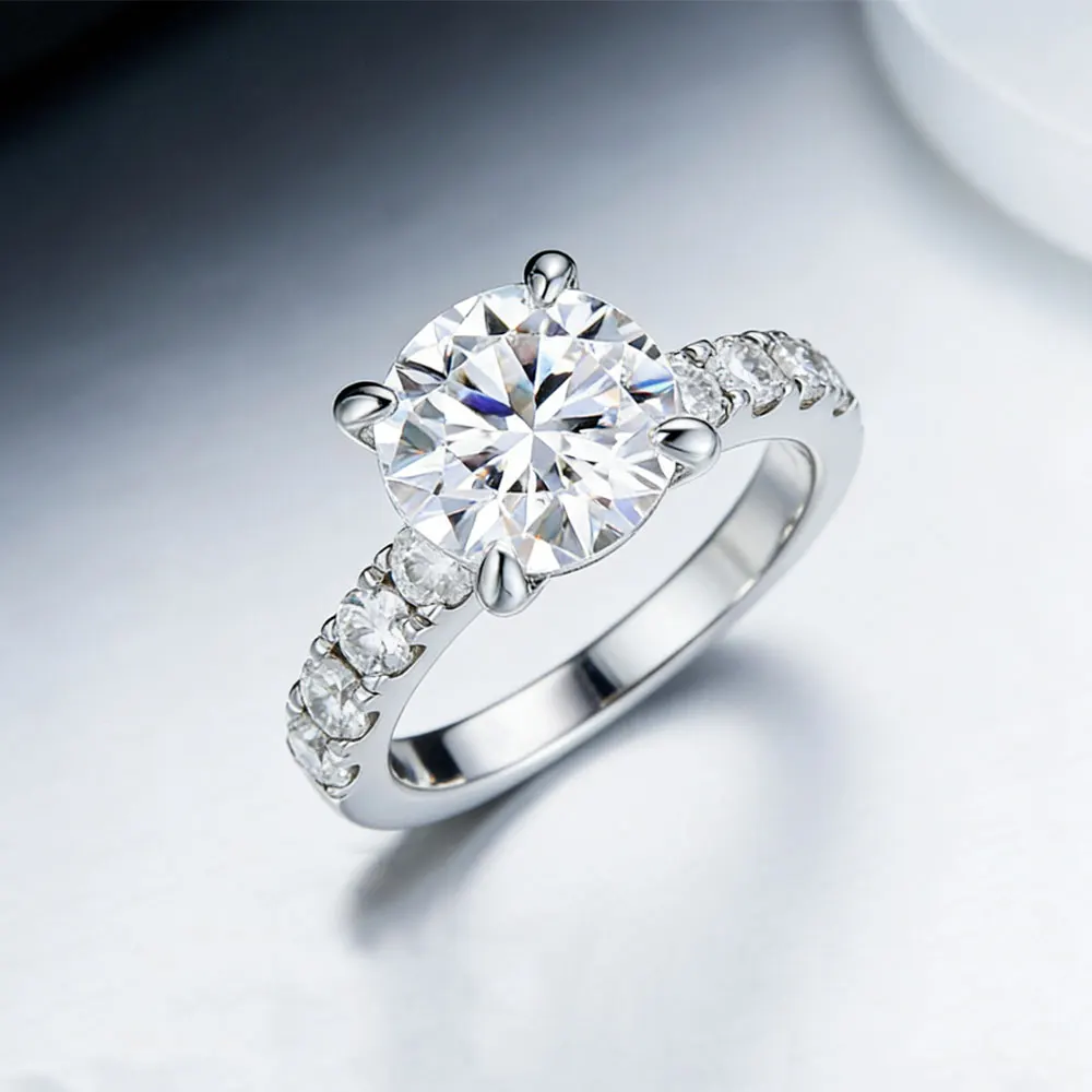 

Кольцо из стерлингового серебра 925 пробы с муассанитом круглой огранки для женщин, кольцо с боковыми камнями, подарок на предложение руки и сердца, на годовщину, на День святого Валентина