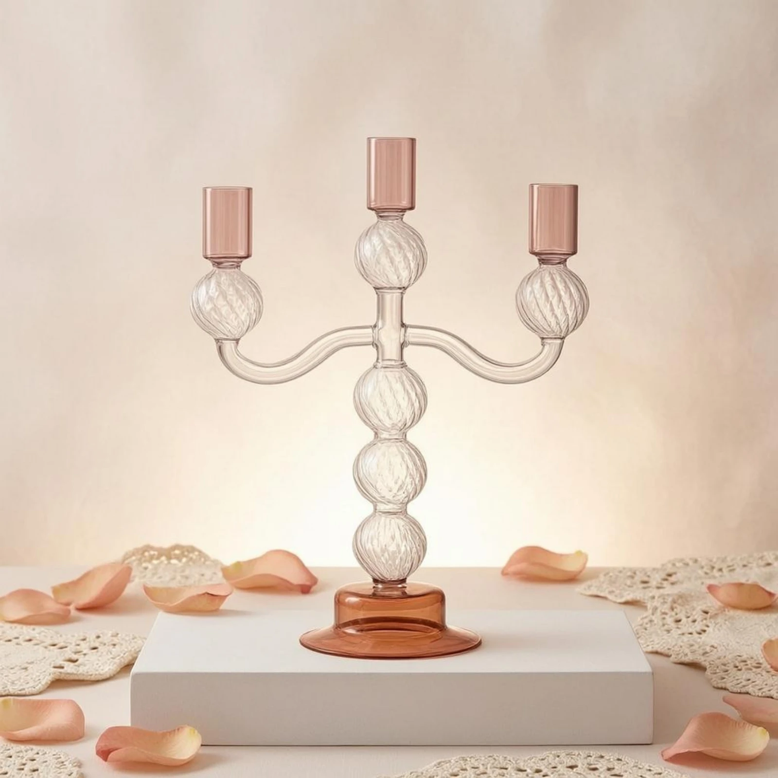 Fotografia 3: Candelabro de Três Braços em Vidro Rosa Claro Lustroso, Suporte para Velas com Braços Curvados