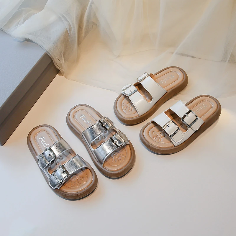 

2026 Summer New Kids Beach Shoes Korean Style Outdoor Boys Girls Slippers Buckle Decoration Non-Slip Soft Sole Children Sandals