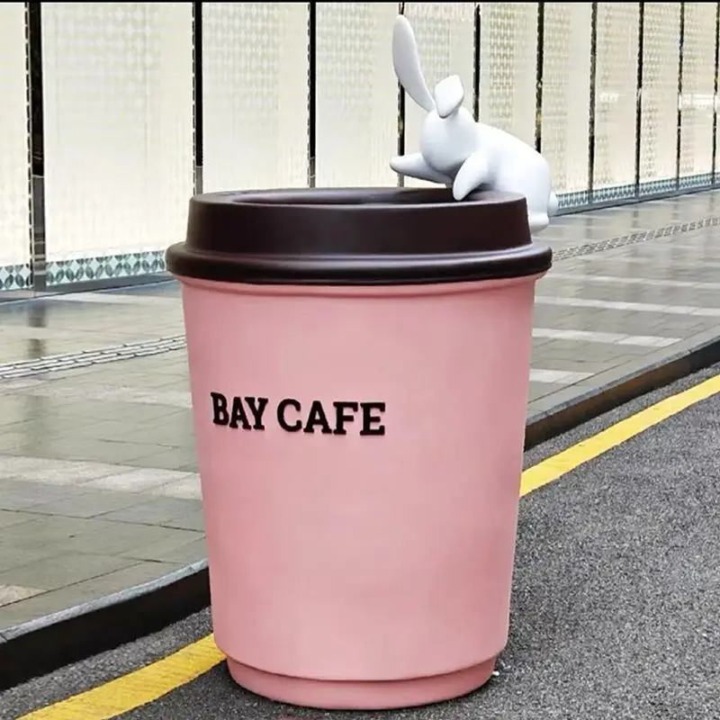 ミルクティーカップ型の彫刻、コーヒーショップの入り口装飾、魅力的な巨大な壁掛け、大きな飾り