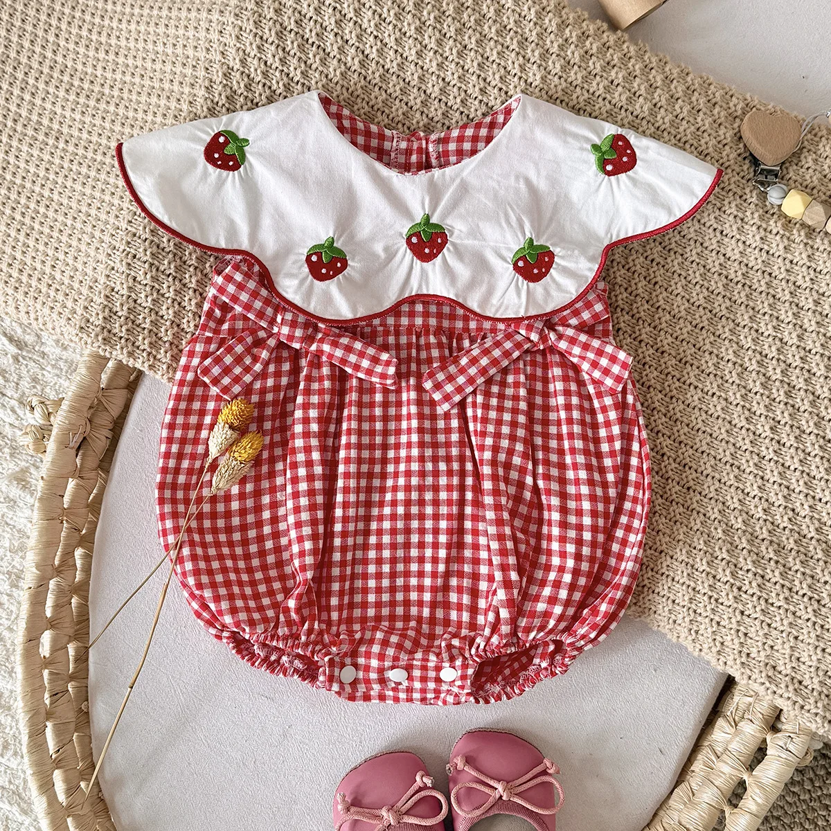 New Summer 0-2Y Baby Clothes Sweet Strawberry Embroidery Toddler Girls Bodysuit with Red and White Checkered and Side Bows