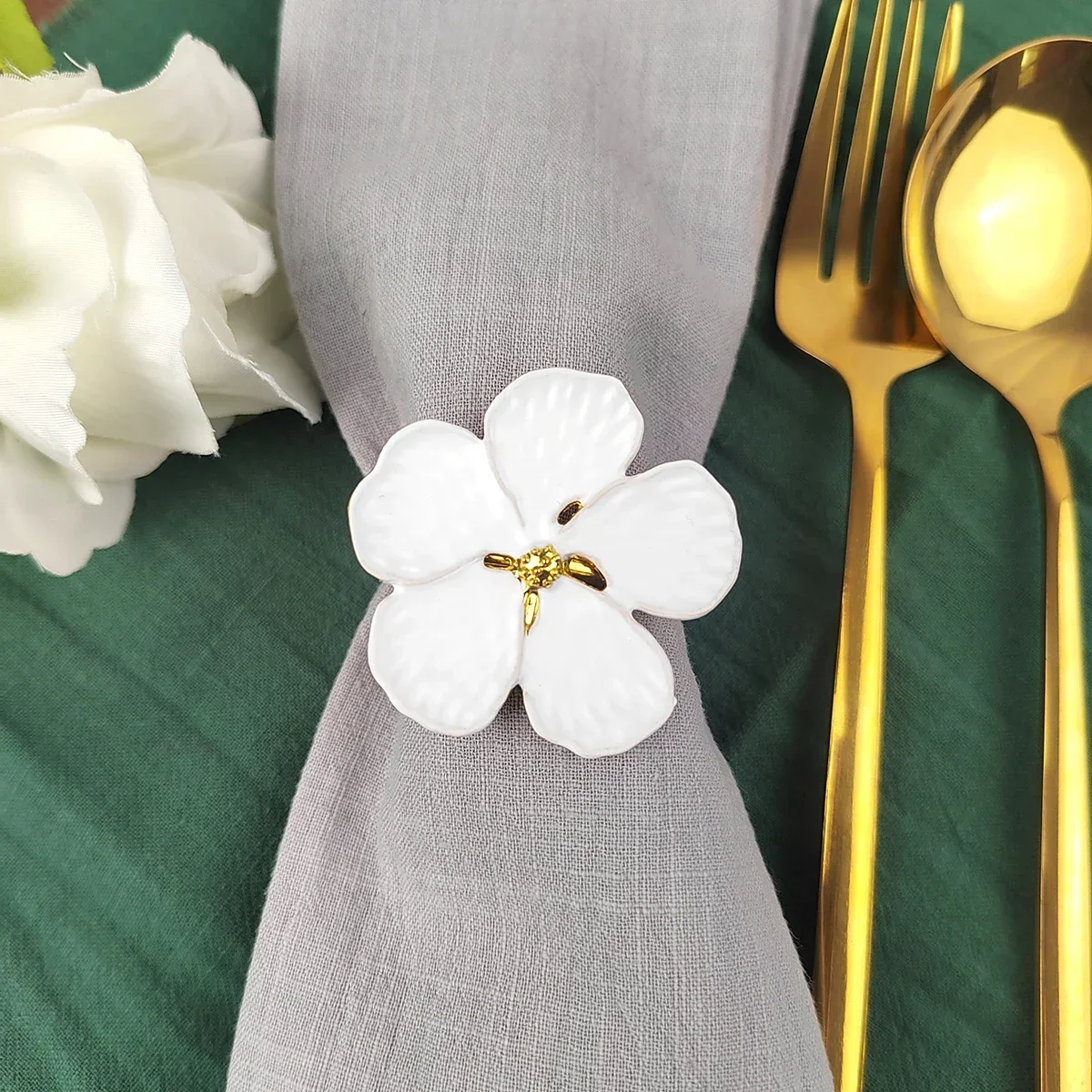 New White Plum Blossom Napkin Rings Holder Metal Flower Types Accessories for Hotel Parties Feast Wedding Dining Table Decorate