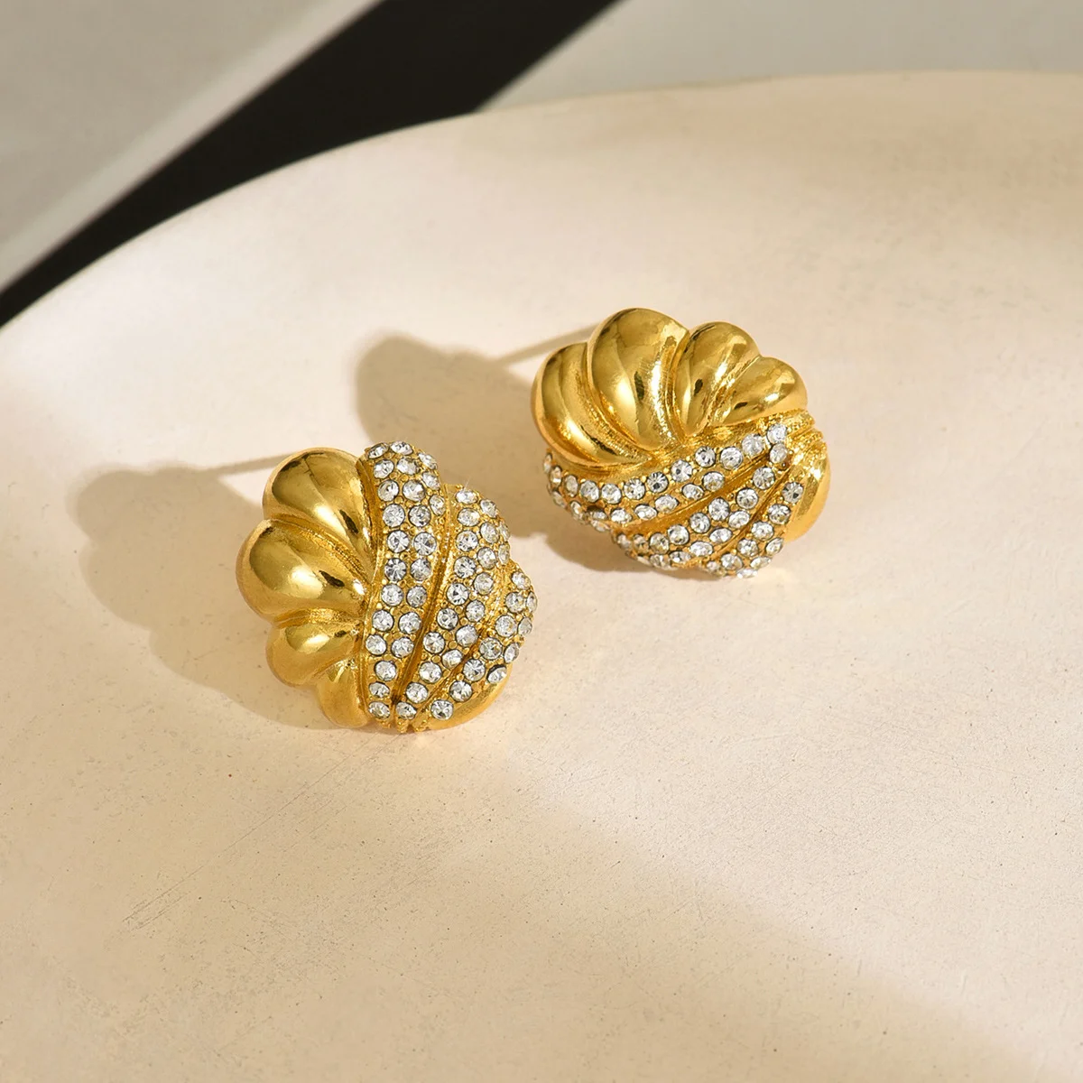 Goldene Muschel-Ohrringe mit Zirkonia-Verzierung, Textur mit funkelndem Zirkonia, 18K vergoldete Ohrstecker, Mädchenschmuck, Accessoires, Geschenk