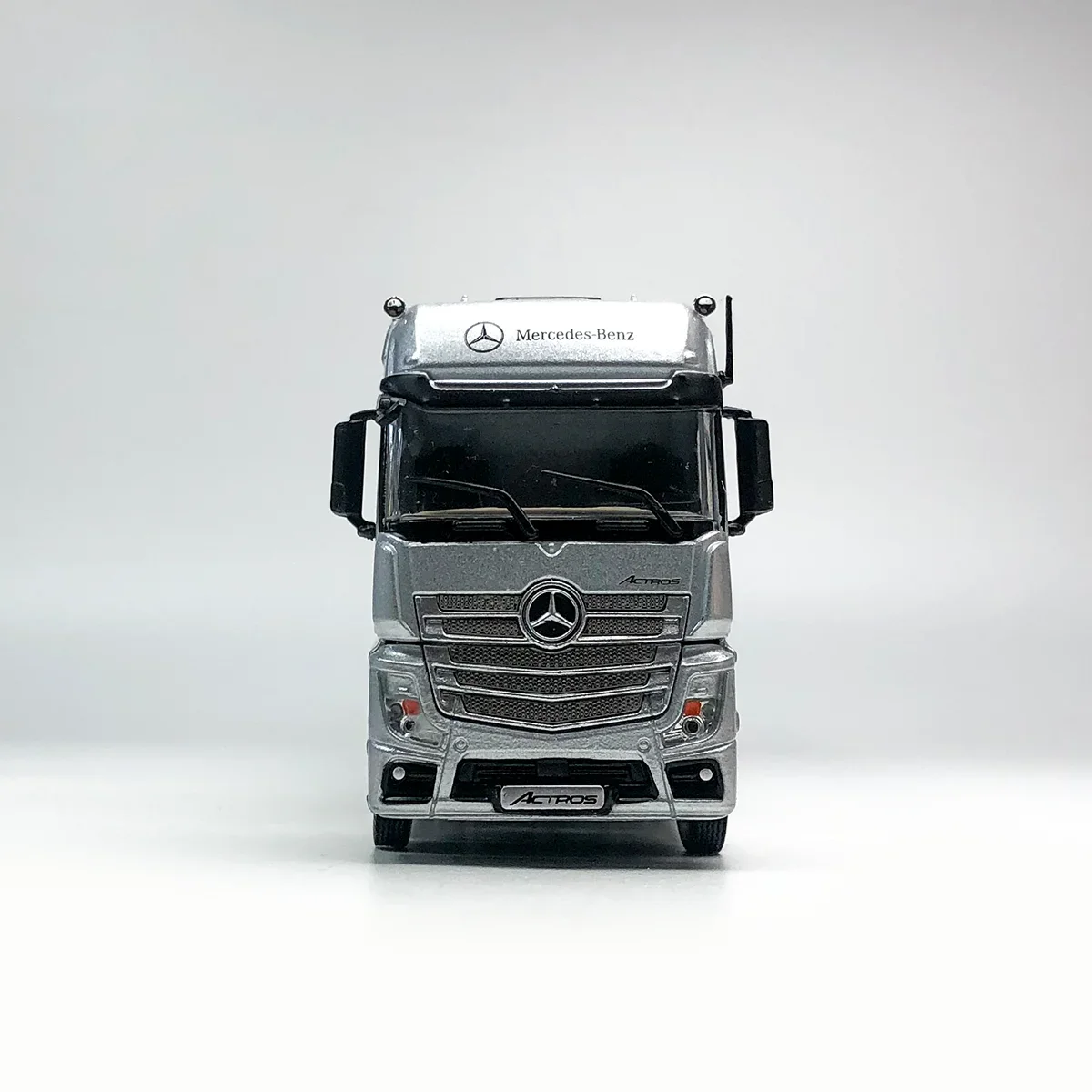 1:64 Mercedes-Benz Actros container car,alloy static miniaturized steam tide play car model,boy collection holiday birthday gift