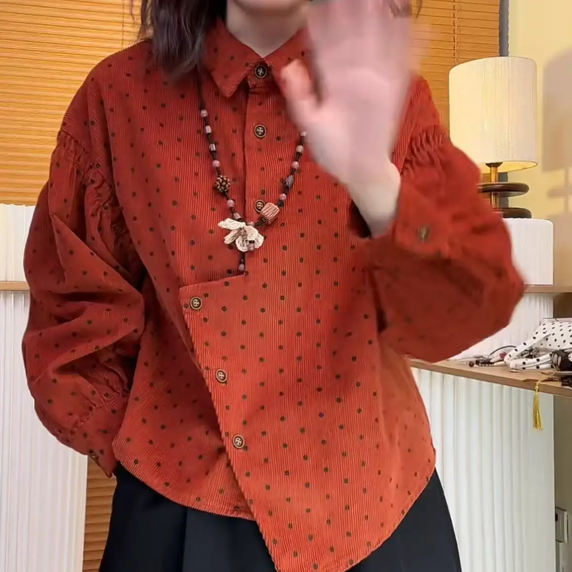 Herbst und Winter neues Cord-Orange-Polka-Dot-weißes, plissiertes Laternenärmel-Laminierhemd, lockeres, vielseitiges Oberteil