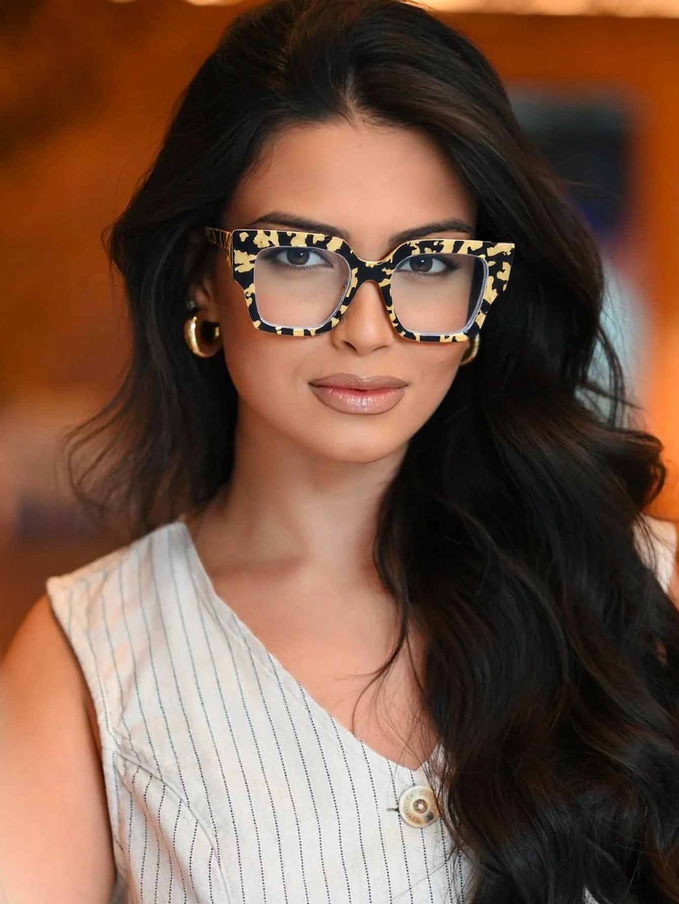 Elegante schwarze und goldene Textur für Damen, quadratisch, modisch, Anti-Blaulicht-Brille, Palast-Stil, Partykleidung, Straßenfotografie, Laufsteg