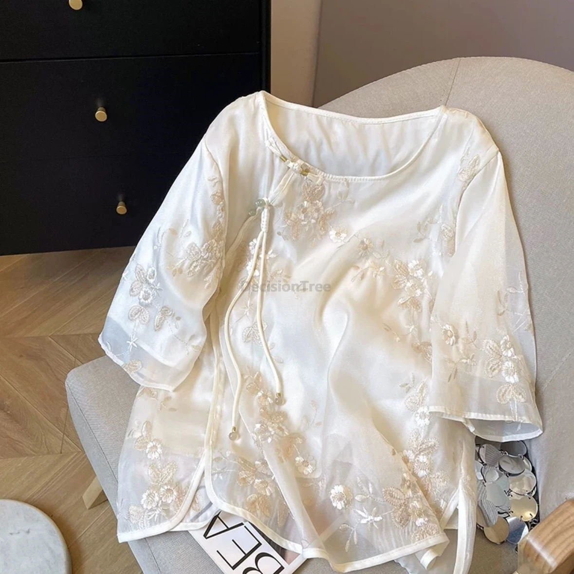 

Новинка 2025 года, улучшенная блузка с вышивкой в китайском стиле, женская летняя свободная и уникальная блузка с короткими рукавами, топ Ципао с кисточками в стиле ретро