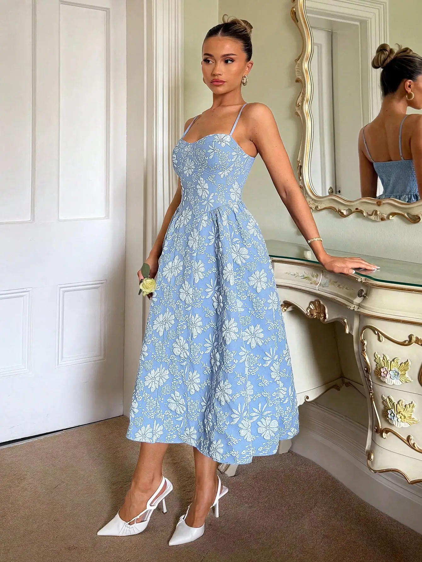 

Светло-голубое платье миди с цветочным жаккардовым узором, на тонких бретелях, с расклешенной юбкой