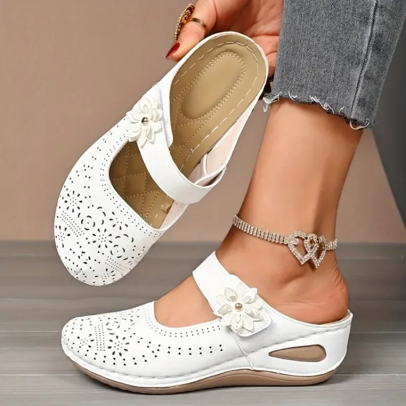 Damen Sommer Slip-On Ausgehöhlte Pantoffeln 2026 Neu mit Blumendekor Keilabsatz Runde Zehenpartie Damenschuhe Mode Lässige Sandalen mit Dicker Sohle