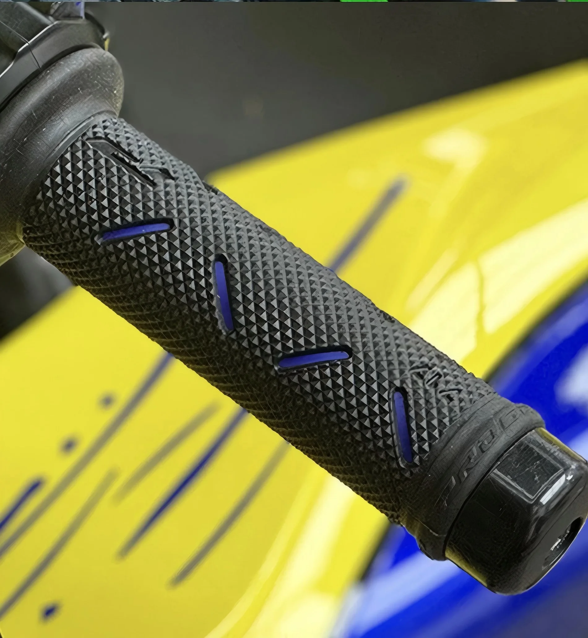 Motorcycle MOTO-GP Style Universal Handle Bar Grips for Yamaha YZF-R15 YZF-R25 YZF-R3 YZF-R7 YZF-R6 YZF-R1 MT-03 MT-07 MT-09/10