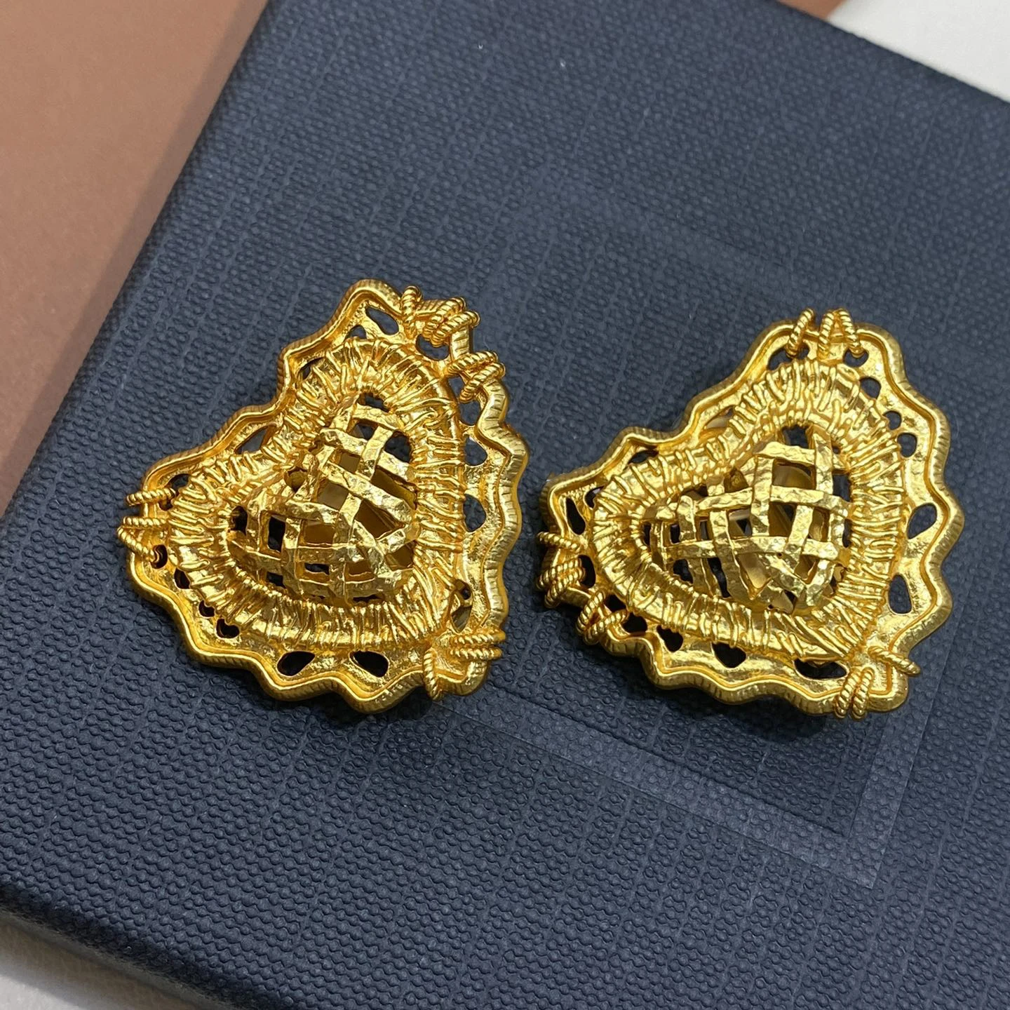 

Europe Vintage Luxury Brass Plated Gold Heart Earrings Ear Clip Women Charm Jewelry Accessories