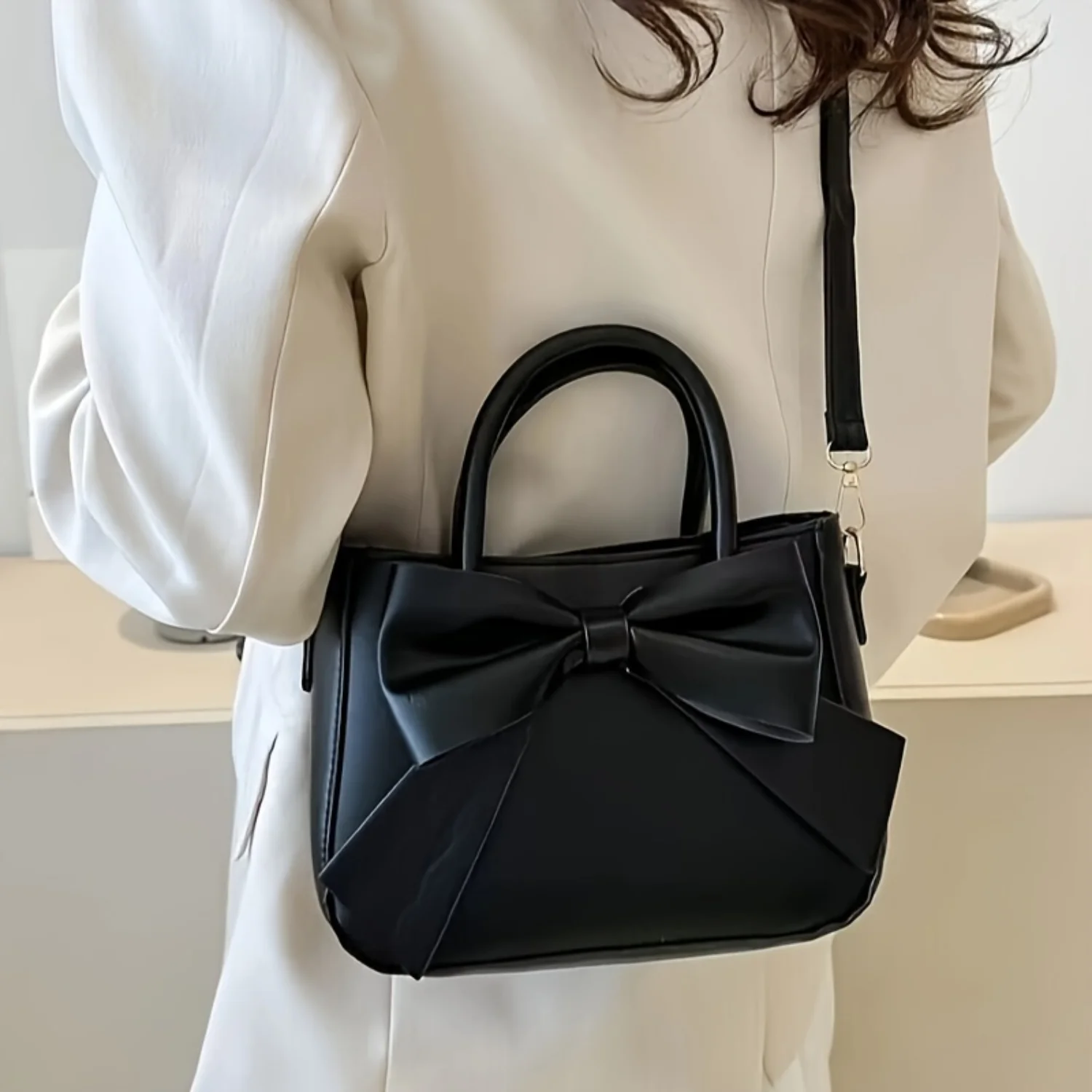 

Stylish Quilted PU Crossbody Bag with Bowknot Detail, Adjustable Strap, Secure Zipper, Polyester Lining - Fashionable Women's Ac