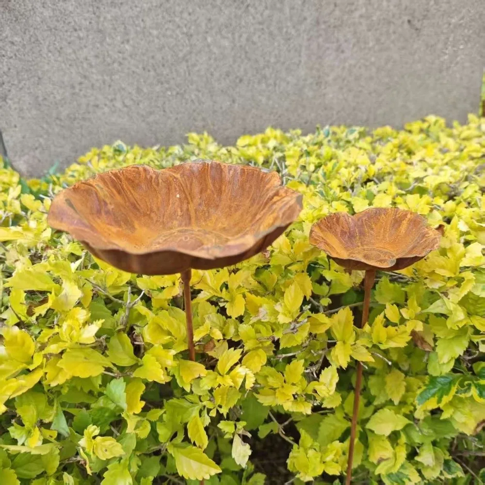 Flower Shape Metal Bird Bath Rusted Vintage Iron Art Bird Water Dispenser Ground Insert Handcrafted Garden Birdbath
