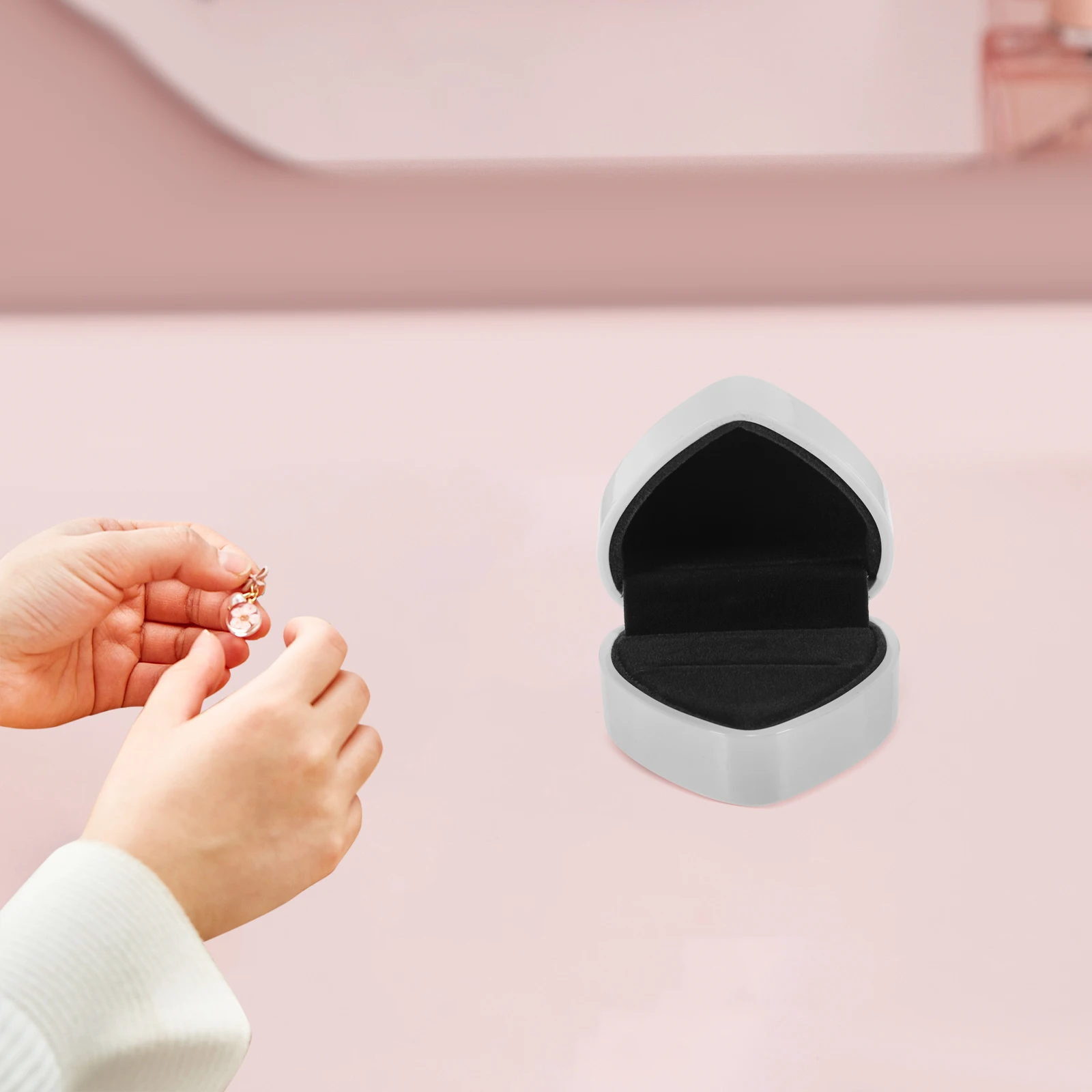 

Heart Shaped LED Light Ring Box White Creative Jewelry Case Holder Proposal Wedding Gifts Storage Container Unique Design