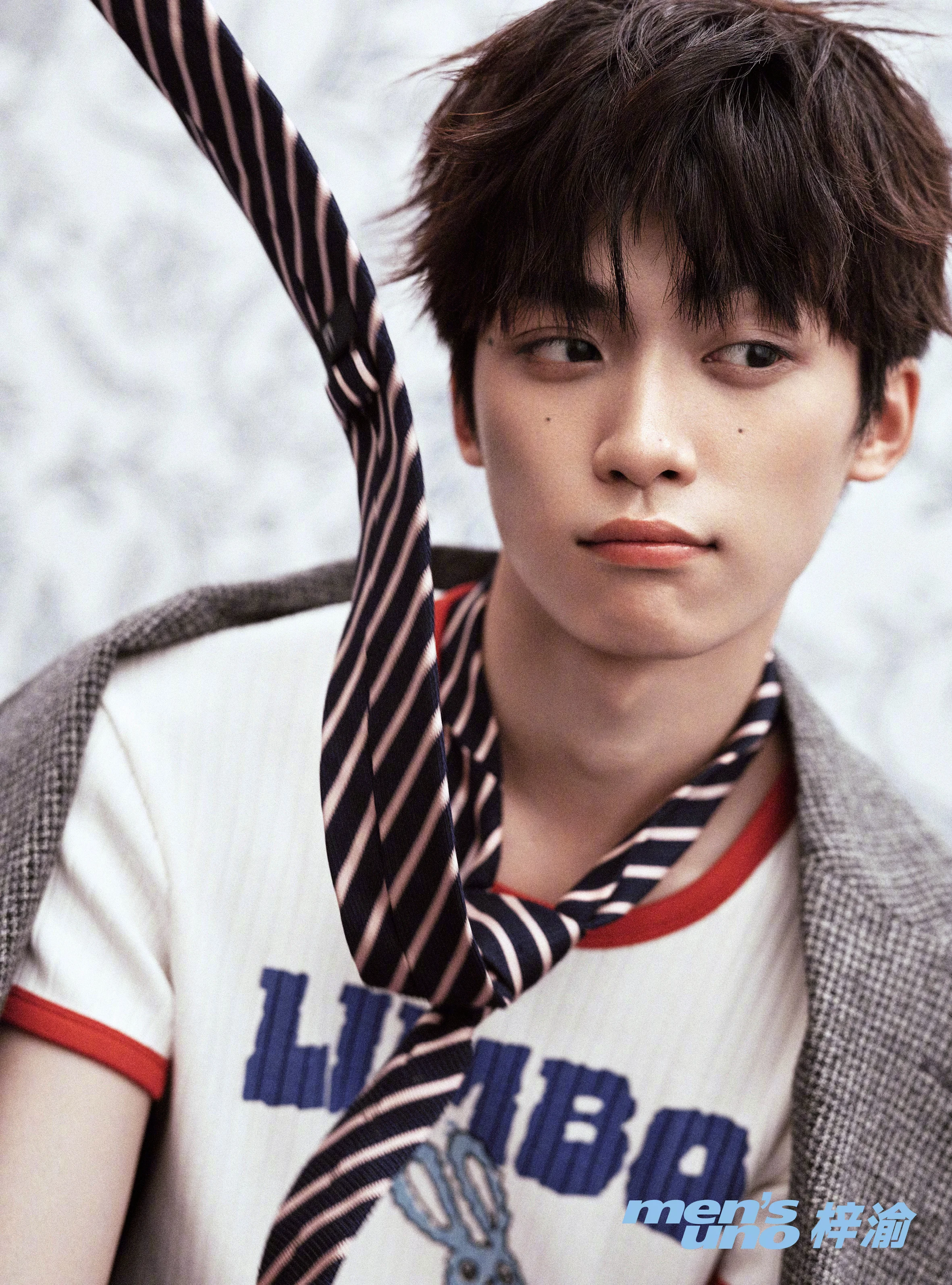 2025/08 إصدار Zi Yu Cover مجلة Uno للرجال - مجموعة ملصقات وملصقات صور وأزياء المشاهير