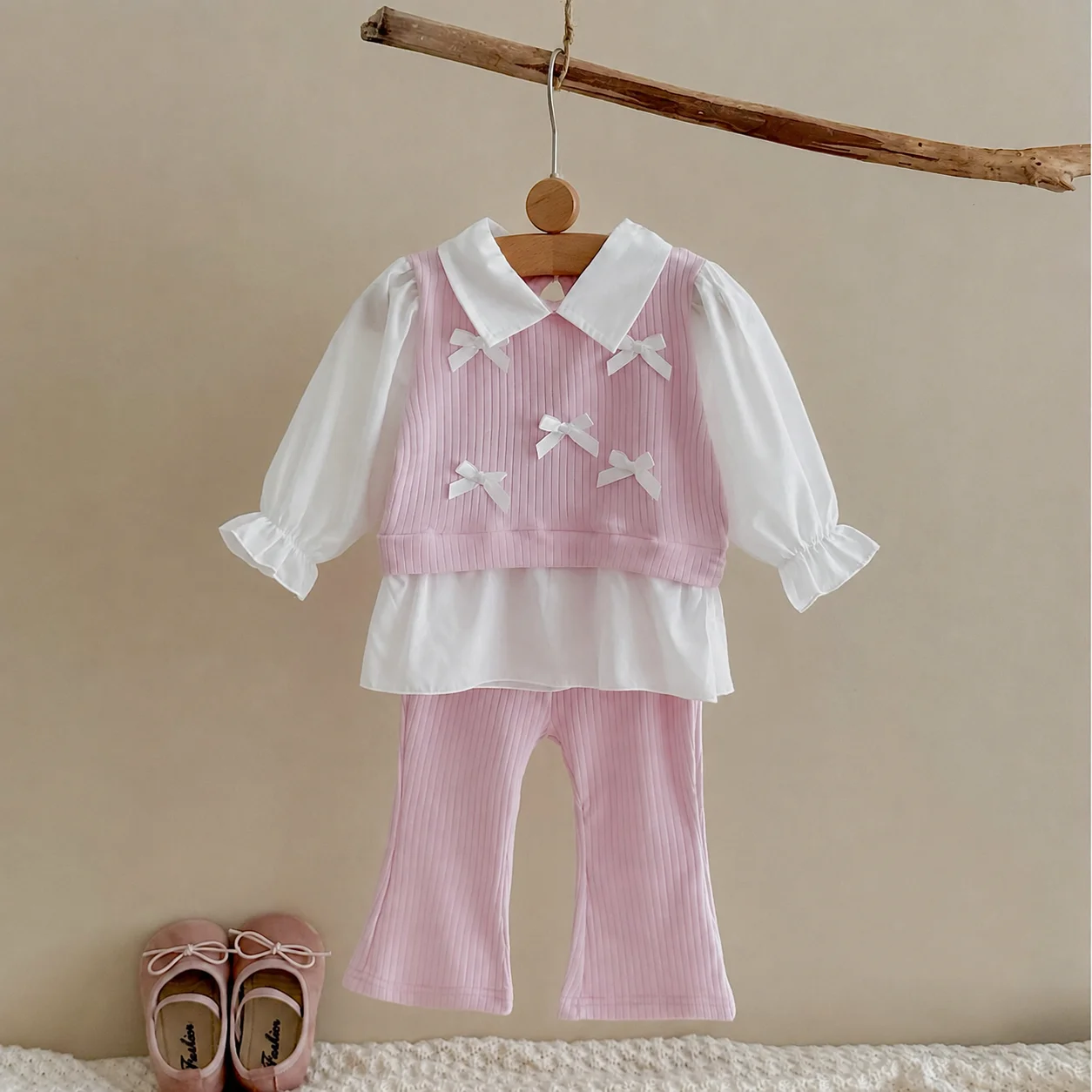 Zierliches Prinzessinnen-Style Baby-Oberteil mit Schleife, zweiteiliger Look, rosa gerippte High-Waist-Schlaghose für Babymädchen, lässiges 2-teiliges Set – Detail 3