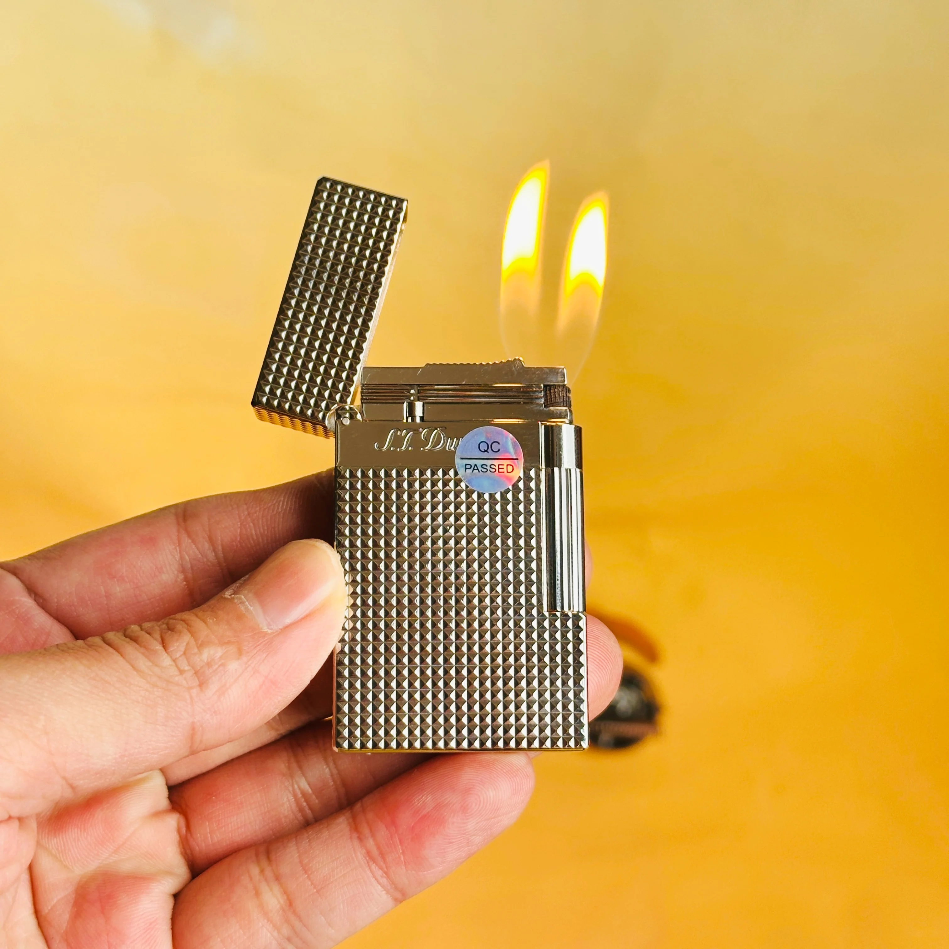 Dupont lighter Luxe merk aansteker, met een helder en luid geluid, een perfect cadeau voor mannen, inclusief gepersonaliseerde accessoires. Dupont  Logo