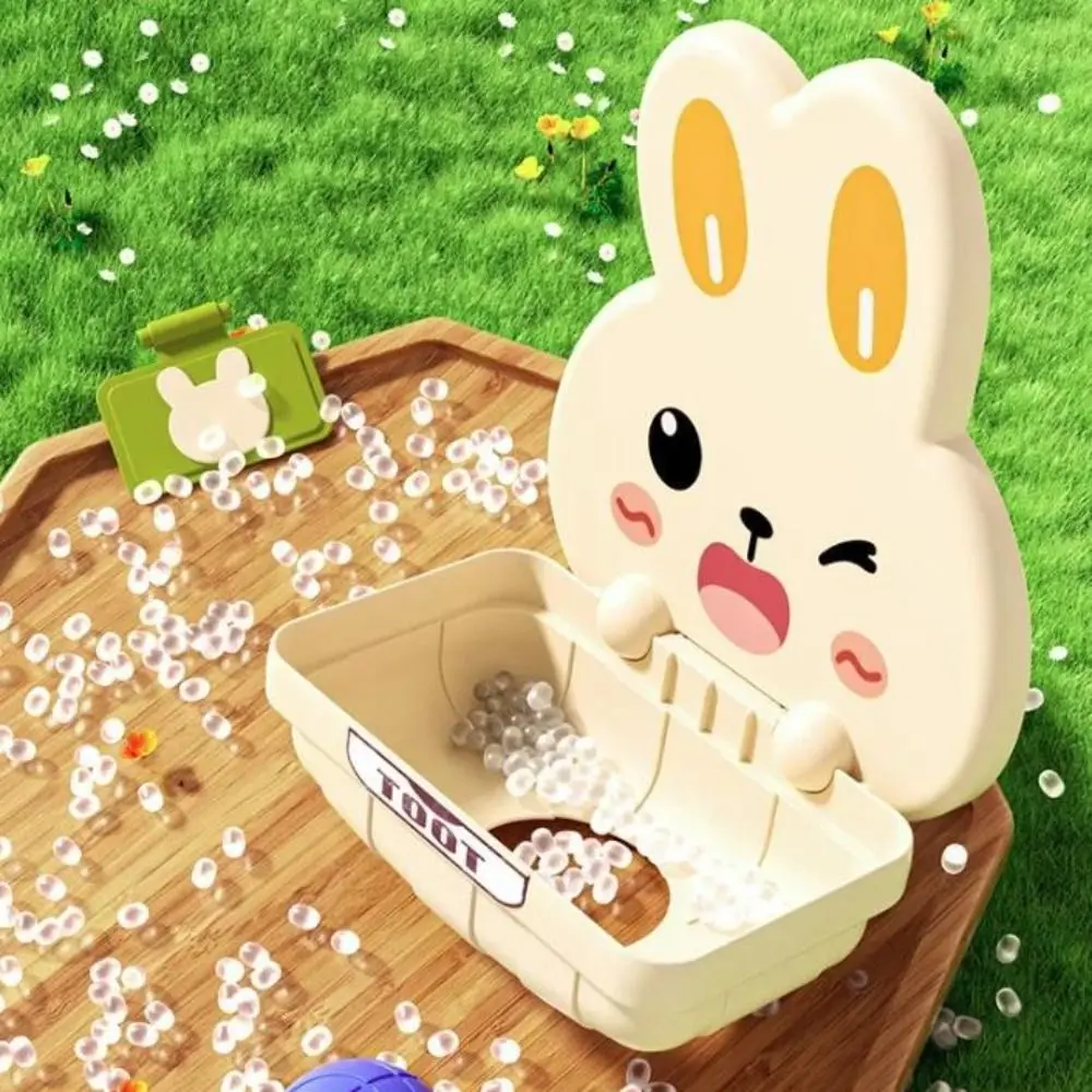 

Вращающаяся башня-лабиринт с падающими шариками и механизмом прессования, развивающая координацию рук и глаз, с элементами в виде кролика и рельсового вагона