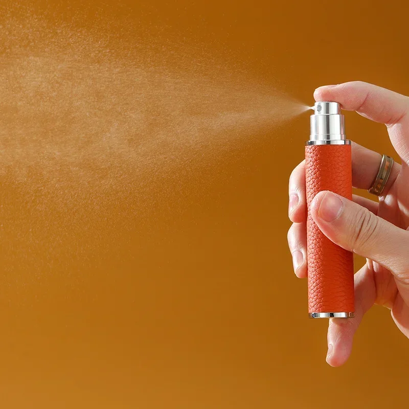 10 ml ขวดน้ําหอมแบบพกพาสําหรับเดินทางมินิน้ําหอมแบบเติมได้หนังเทียม Leak-Proof น้ําหอม Sprayer ชุด