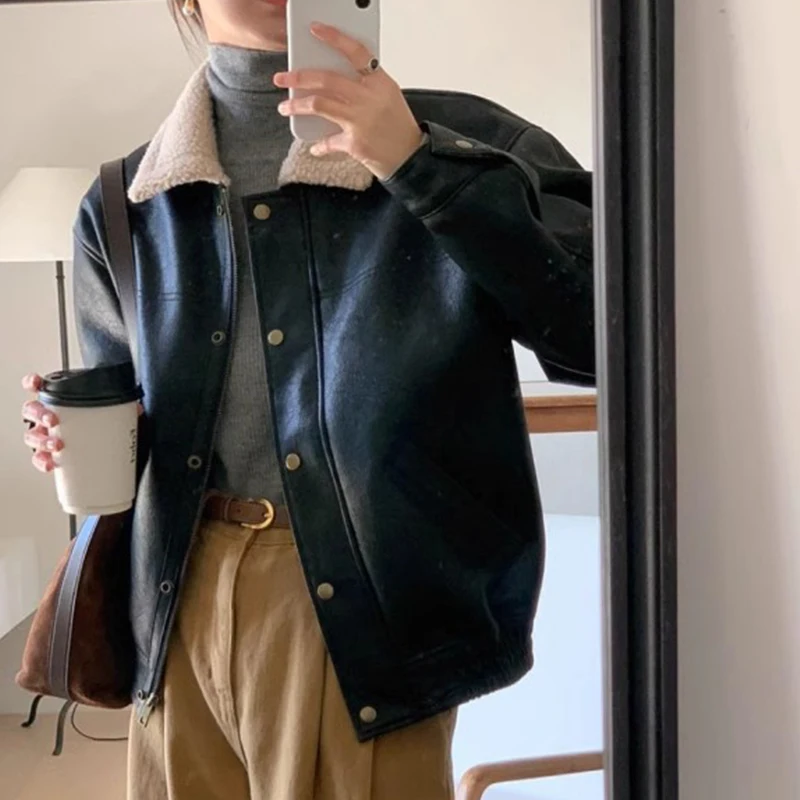 เสื้อโค้ทหนัง PU สไตล์เรโทรชิคสำหรับผู้หญิง แขนยาว ปกเสื้อแบบลาペル ทรงหลวม สไตล์นักขี่มอเตอร์ไซค์ อุ่นสบาย เหมาะสำหรับใส่เป็นเสื้อนอกในฤดูใบไม้ร่วงและฤดูหนาว