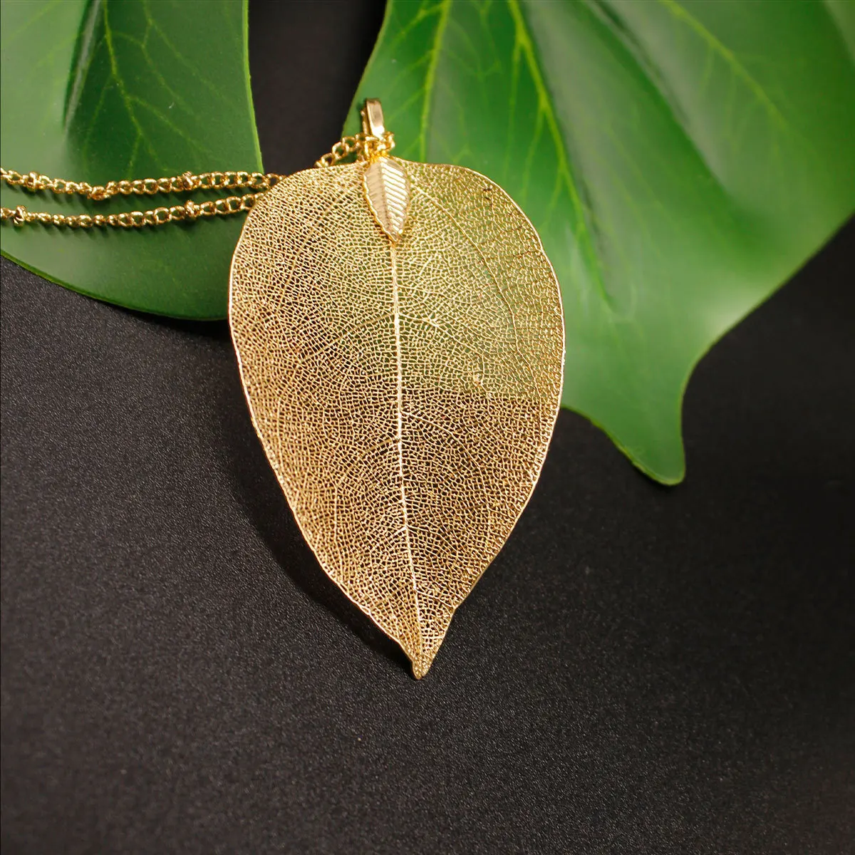 Fashionable real leaf necklace for women with simple hollowed out leaves